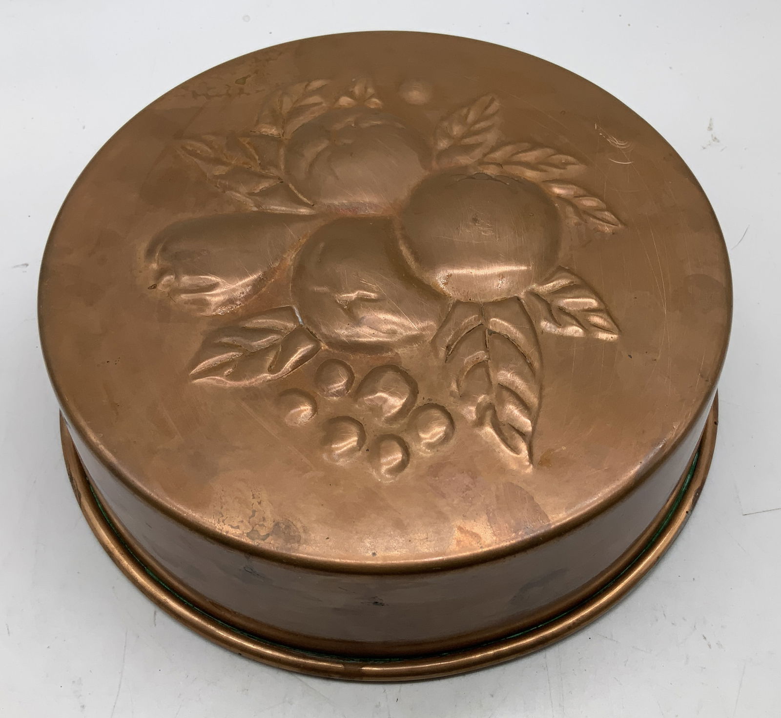 Vtg Copper Mold W Embossed Fruit Motif SWEDEN: Vintage copper mold featuring an embossed fruit design. Features brass hook. Round shape. Signed & marked. Reads, MADE IN SWEDEN. 2LR. Surface wear consistent to age, use & exposure. Measurements: Len