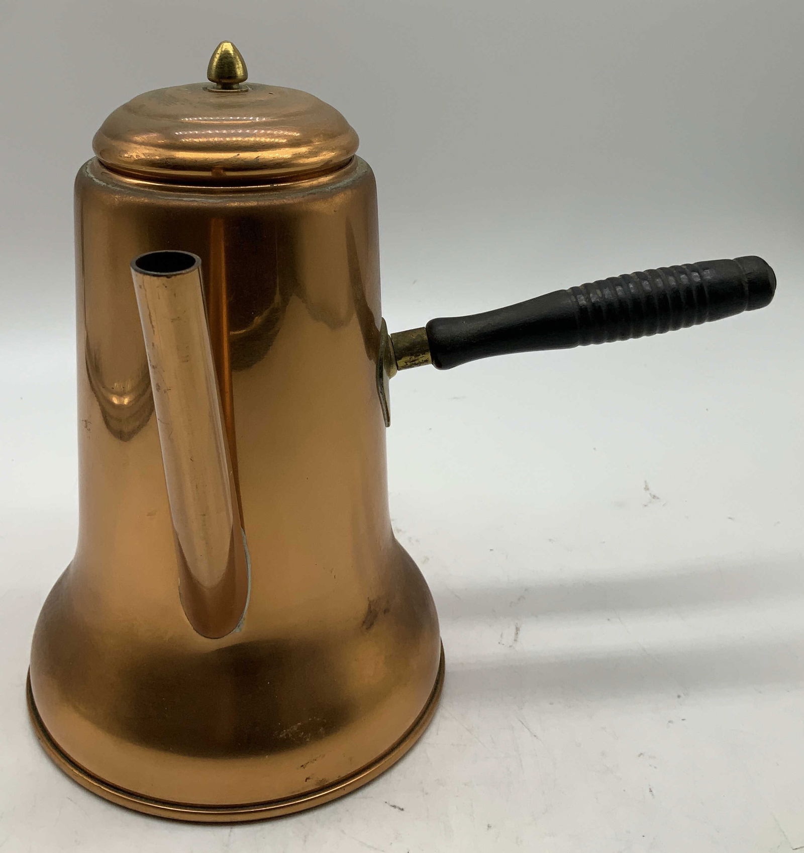 Vtg Coppercraft Guild Chocolate Teapot MASS: Vintage chocolate copper teapot features a brass finial on lid & side mounted handle. Signed & marked. Reads, Coppercraft Guild Taunton, Mass. Surface wear consistent to age, use & exposure.