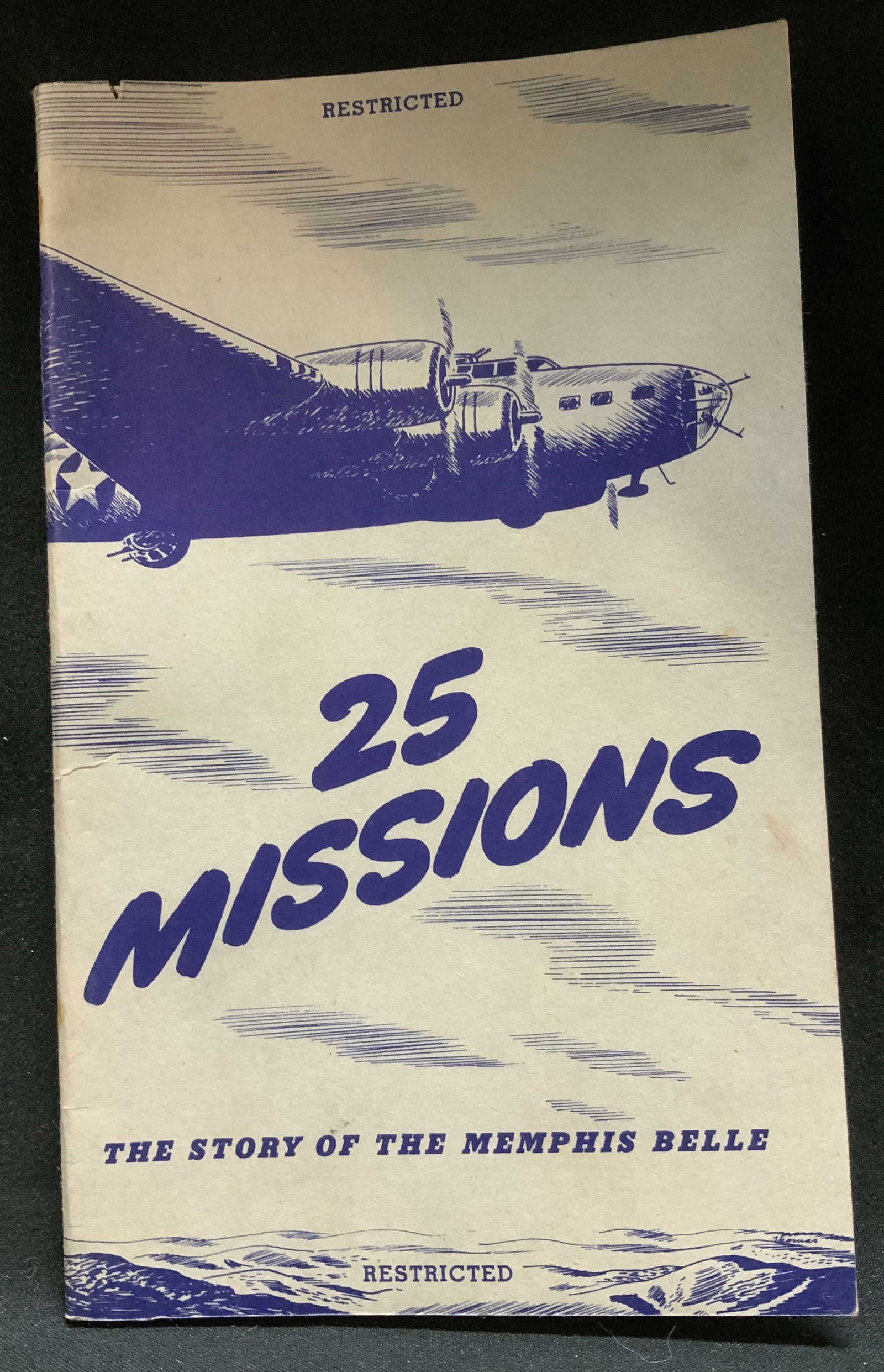 1943 25 Missions Story Of Memphis Belle Booklet: 25 Missions: The Story of the Memphis Belle. Published by authority of the Commanding General, Army Air Forces. Training Aids Division Army Aur Forces. Park Avenue & 32nd Street. New York City.