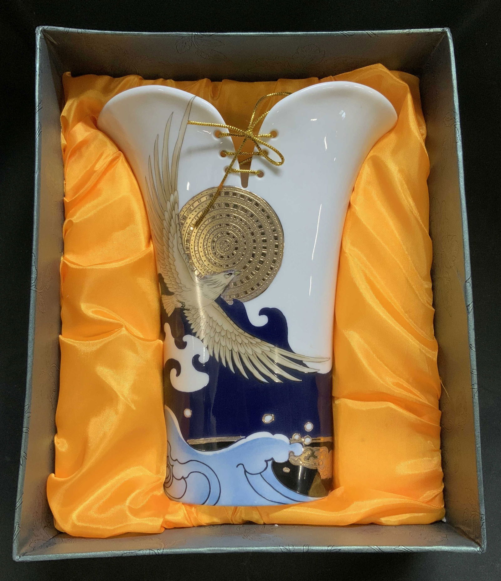Vtg Hand Painted Bird Motif Porc Vase W Box: Vintage porcelain vase, featuring a bird design & stylized waves. Circular gilt accent. Vase features a lace up detail. Flared. Comes with a floral box. No visible signature or markings. Surface wear