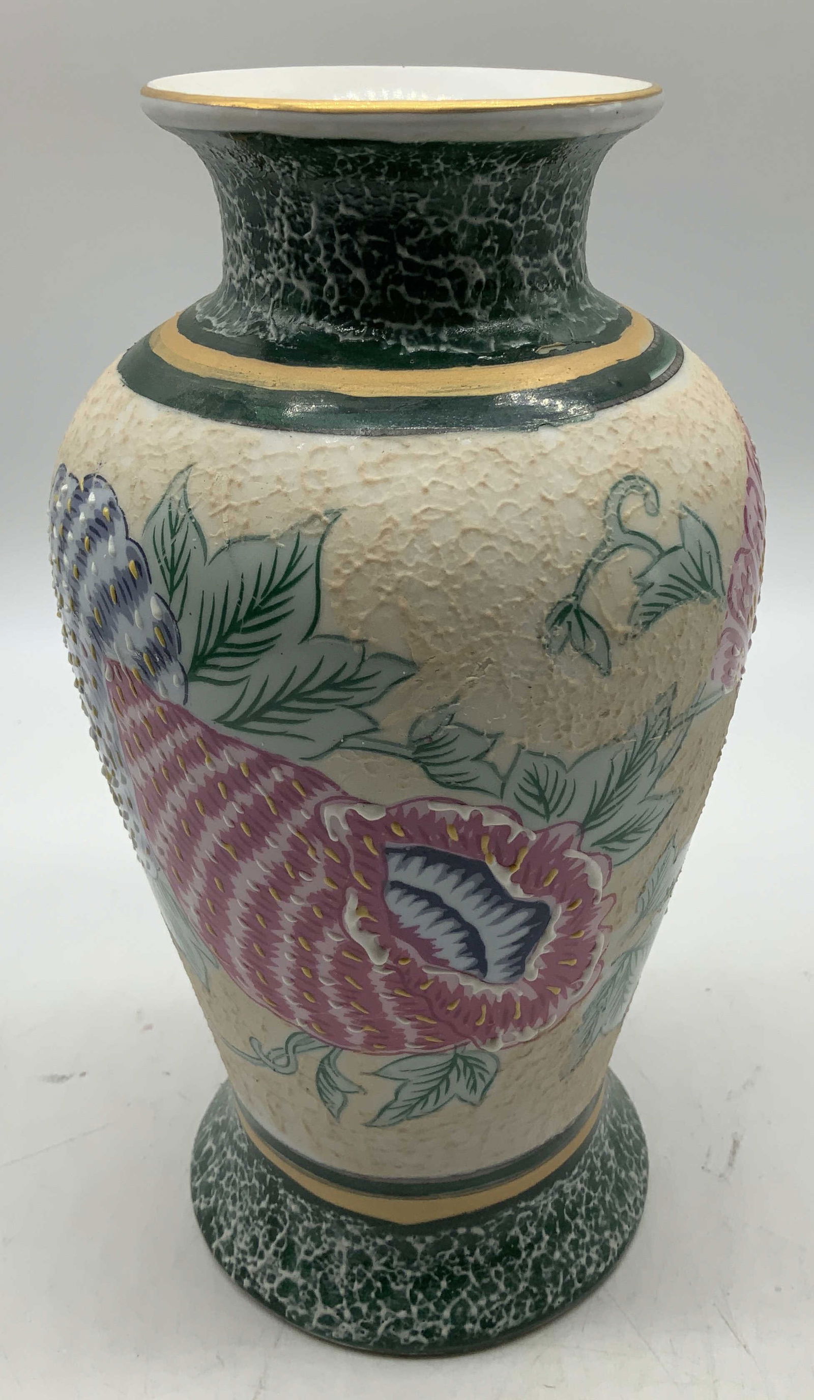 Vntg Hand Painted Seashell Motif Porc Vase: Vintage porcelain vase features hand painted seashell & floral motifs. Textured body. Gilt accents on rim. Surface wear consistent to age, use & exposure. Measurements: length 4.1in x width 4.1in x he
