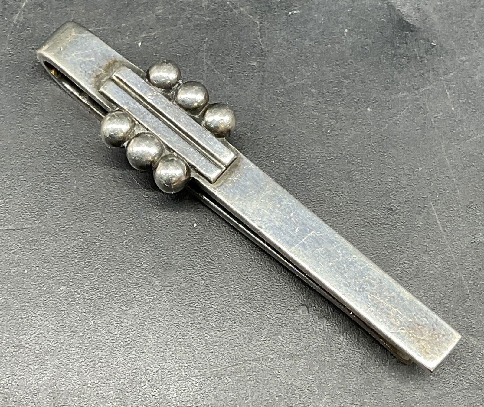 Georg Jensen Sterling Silver Tie Bar, Denmark: Vintage signed Georg Jensen sterling silver tie bar. Modernist Art Deco style with line and ball design. Measures approx. 2 inches long. Made in Denmark. Marked sterling. Total weight 10 grams.
