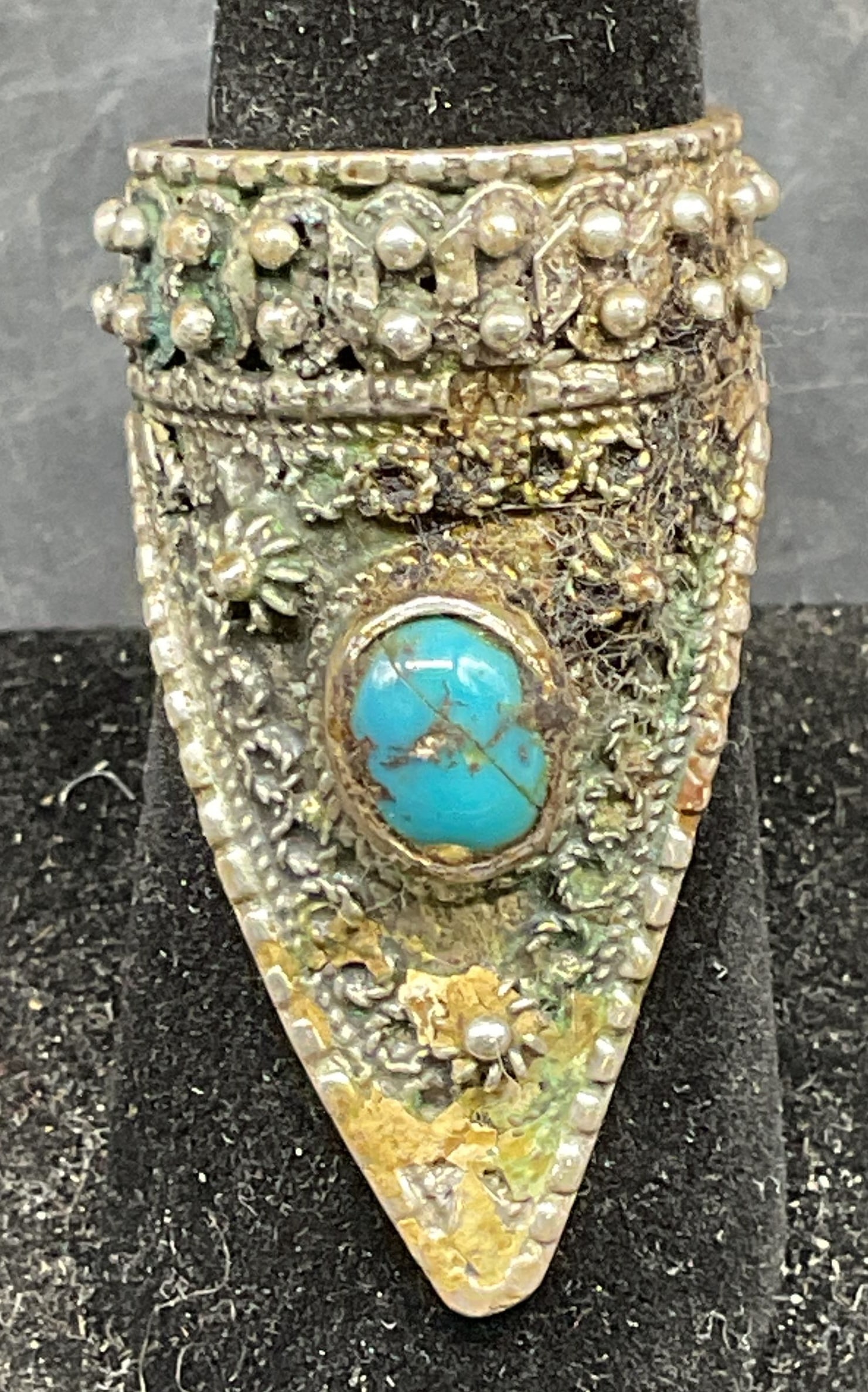 Vintage Sterling Silver Turquoise Ring: Vintage sterling silver pointed filigree band ring with turquoise cabochon. Adjustable size. Measures approx. 1.5 inches long. Total weight 9 grams. Tested for sterling. Some scratching. Jewelry, esta