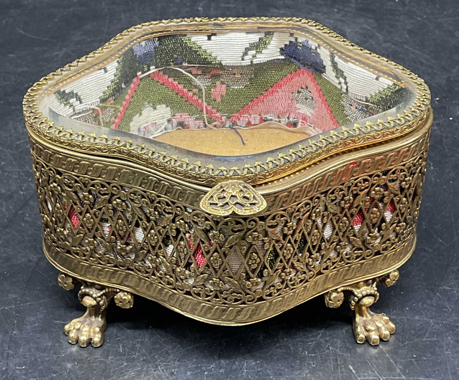 Vtg Stylebuilt Gilt Filigree Jewelry Casket: Vintage signed Stylebuilt NY Accessories gilt filigree claw foot jewelry casket with beveled glass lid. Cushion base and fabric lined interior. Measures approx. 5 x 4.5 x 3 inches. Some scratching. St