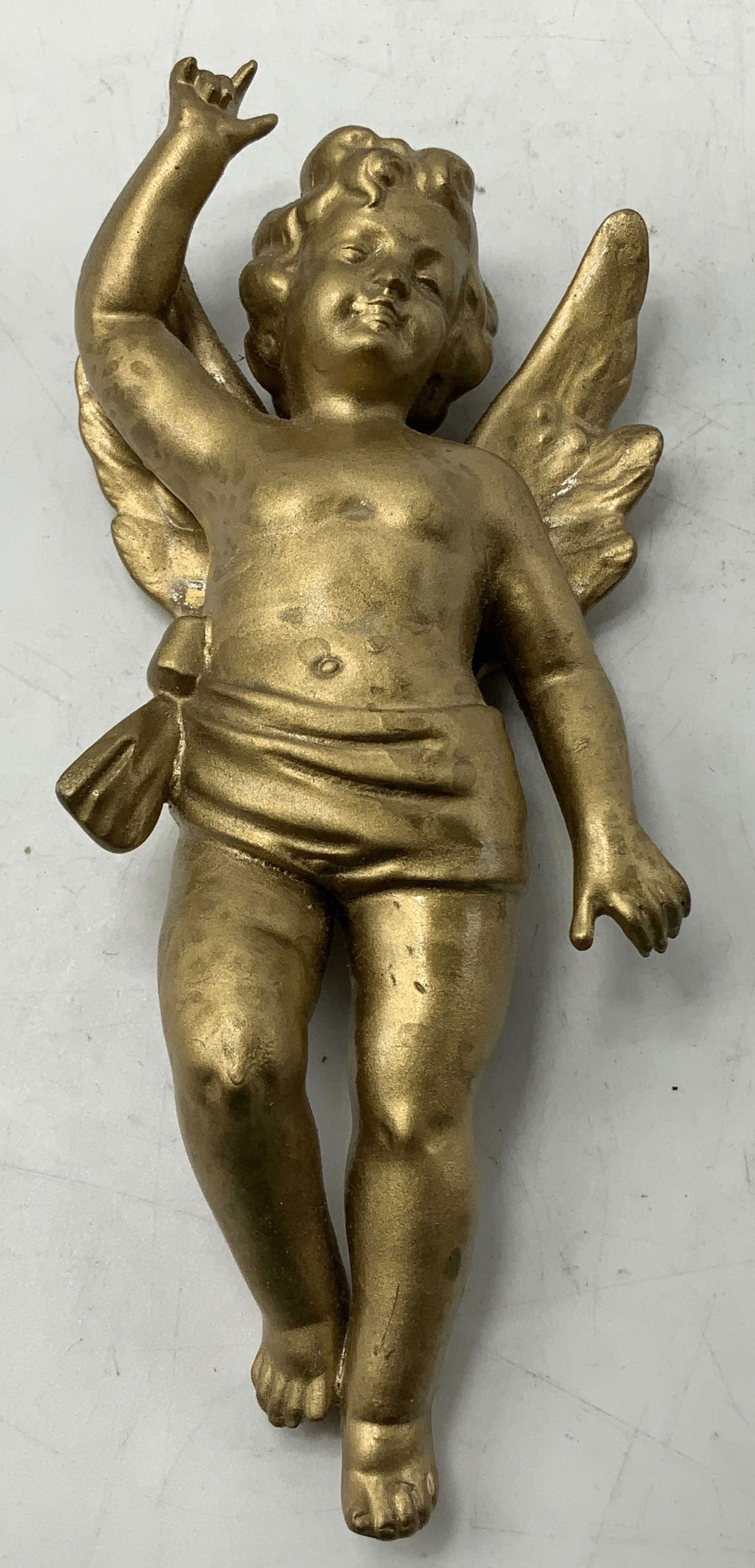 Vtg Gilt Porc Cherub Hanging Wall Decor: Vintage cherub is depicted w one arm raised upwards. Porcelain material w a gilt finish. Surface wear consistent to age, use & exposure. No visible signature or markings. Measurements: height