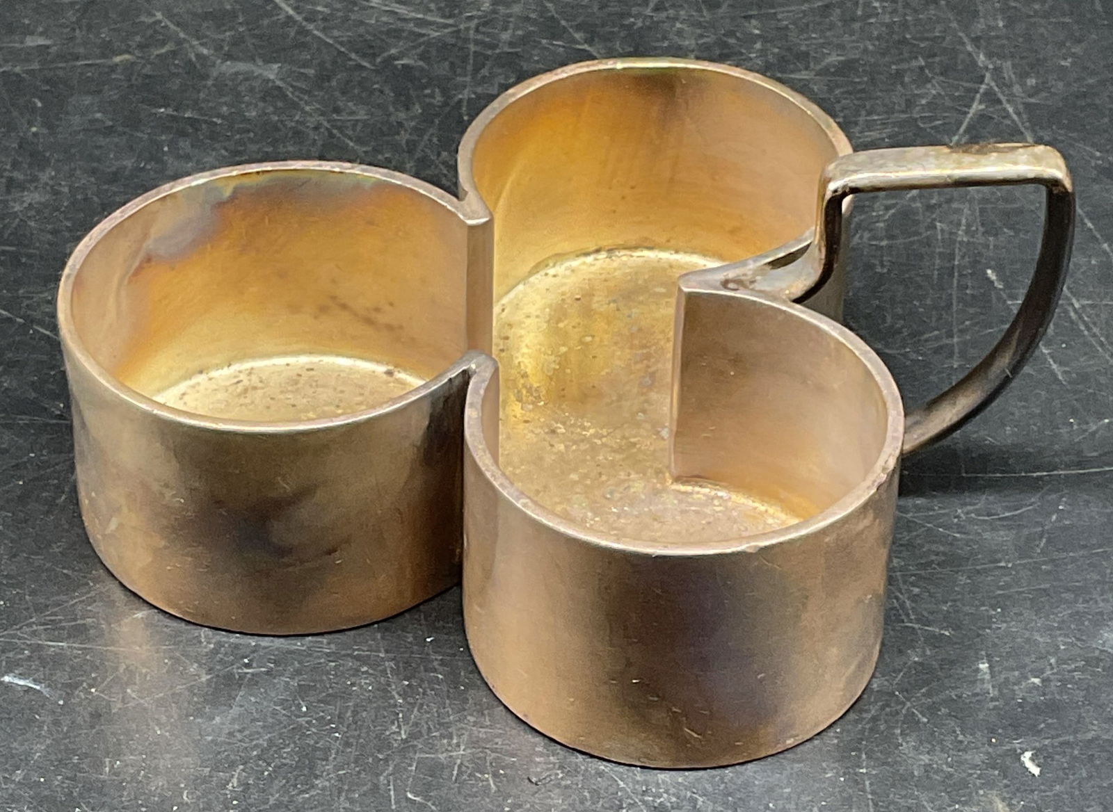 Vtg Gladwin Embassy Silver Pl Clover Vessel: Vintage Gladwin Sheffield Ltd Embassy silver plated clover motif vessel with handle. Signed. Made in England. Measures approx. 3.75 x 3 x 1.5 inches. Wear including patina and scratching. Gladwin, Gla