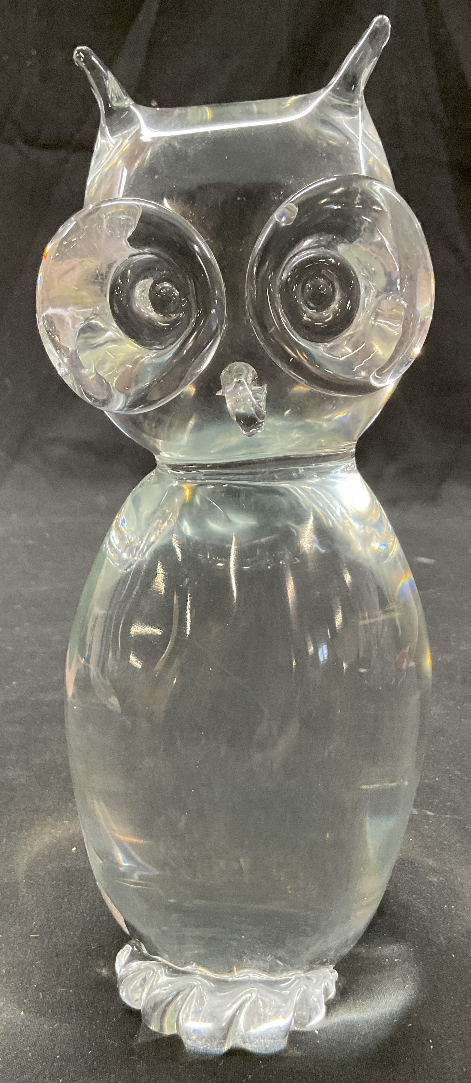 SGND Licio Zanetti Murano Glass Owl Sculpture: Signed Licio Zanetti Murano art glass owl sculpture. Signed on underside by artist. Owl figure, hand blown art glass. Applied large round eyes, pointed beak, pointed ears. Heavy base. Detailed