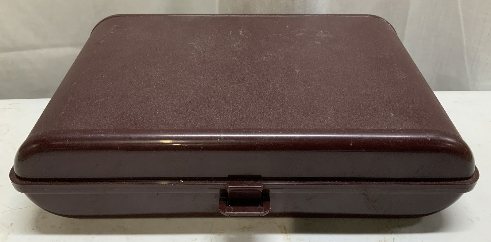 1983 Tuppercraft Personal Valet Travel Case USA: Vintage 1983 Tuppercraft personal valet travel case with a removable divided tray insert cover. Comes with original product insert. Maroon toned. Copyright 1983 Dart Industries. Surface wear consisten