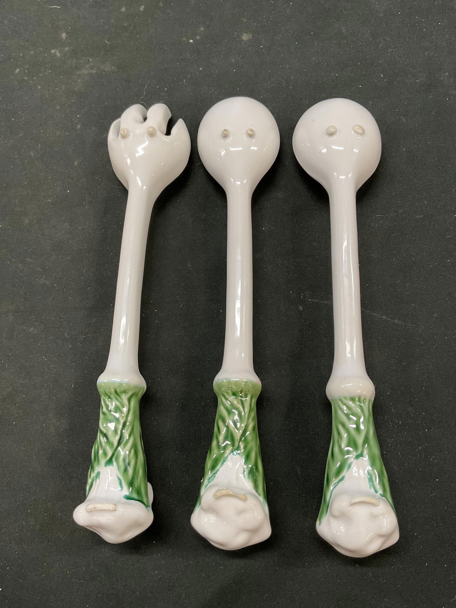 Lot 3 Vintage Ceramic Leaf Serveware - 2