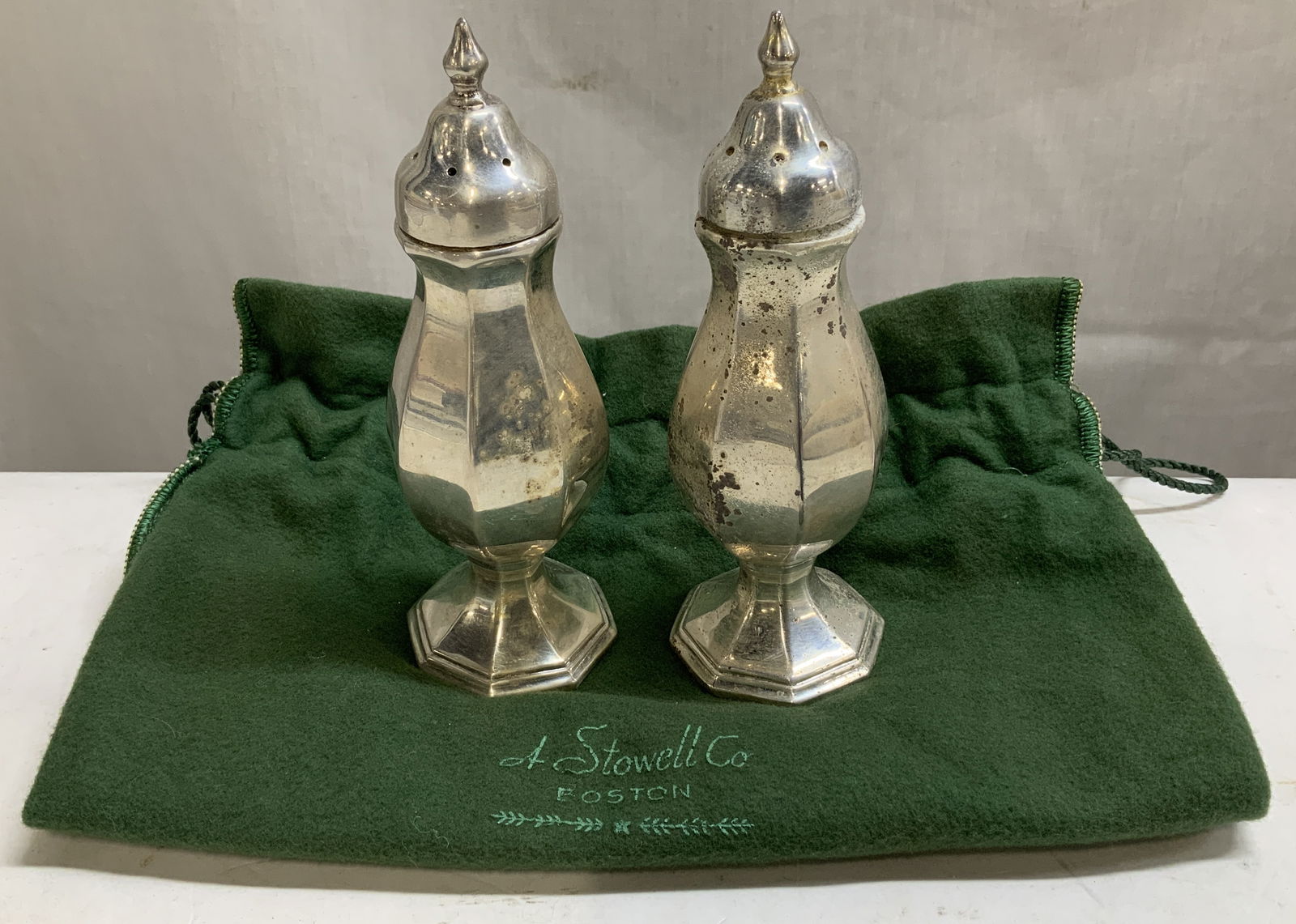 Pair Vtg Wallace 5011 Slvr Plated S&P Shakers: Lot includes, a pair of vintage Wallace 5011 silver-plated salt &pepper shakers. Footed design & finial tops. Comes with A. Stowell Co. Boston dust bag. Signed & marked on underside. Reads, WALLACE 50