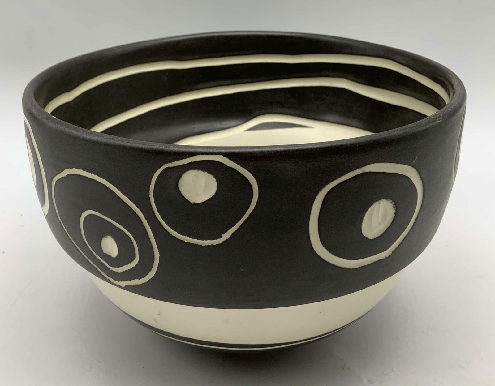 1991 Kathy Erteman Black & White Spiral Bowl: 1991 Kathy Erteman collectible ceramic bowl features a distinctive spiral pattern on body & interior. Lot is sold as is. Surface wear consistent to age, use & exposure. Signed & marked on underside. R