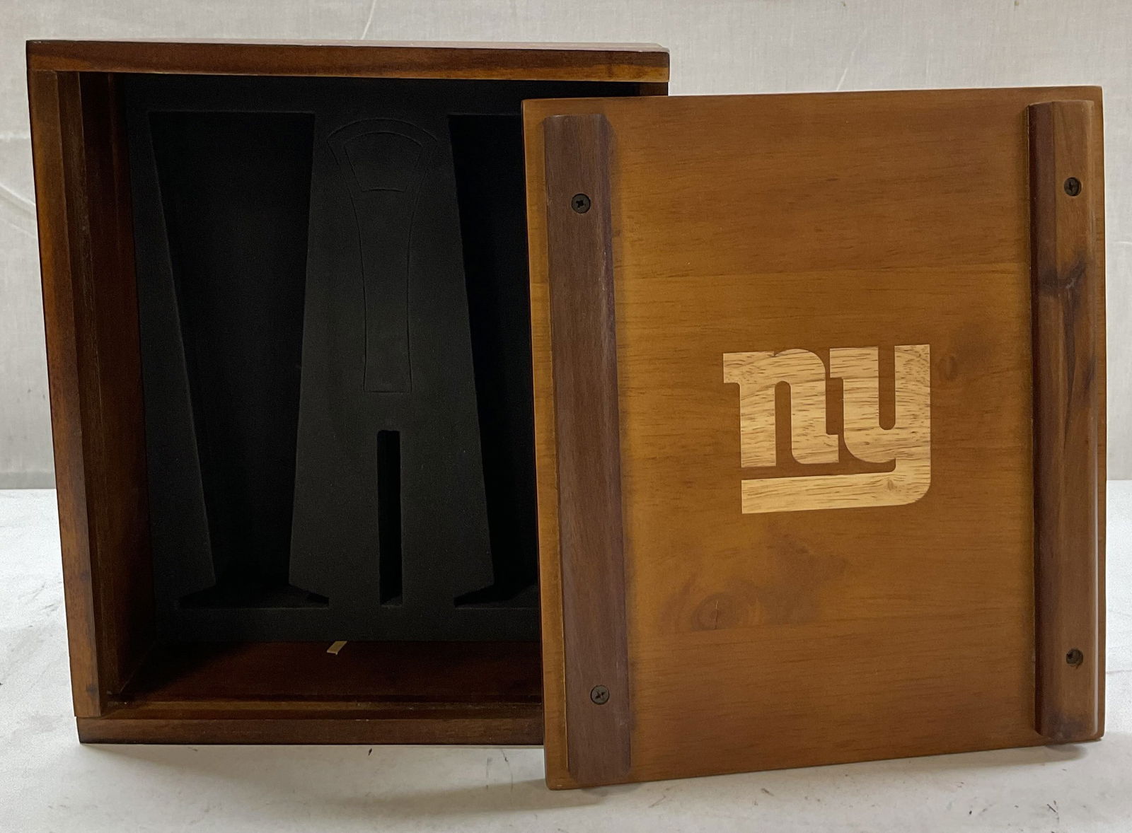 Legacy Picnic Time Beer Glass Gift Set Box: Legacy Picnic Time beer glass gift set box. Wooden box. Removable lid, features engraved New York Giants logo. Interior has compartments for beer glasses to fit into. Measures approx 10 x 5 x 12 inche