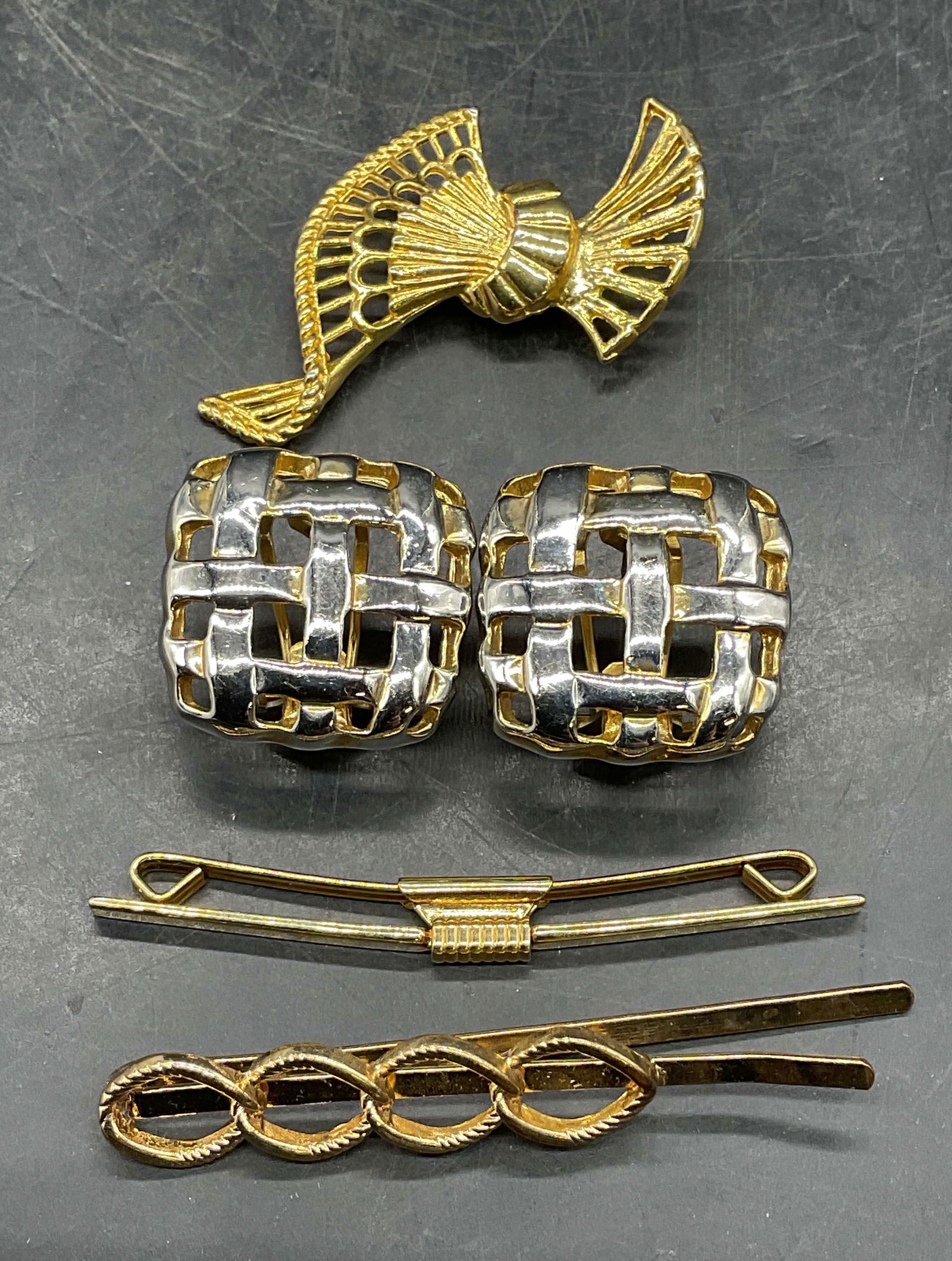 Lot 4 New View Gold Tone Bow Brooch+ (1 of 7)