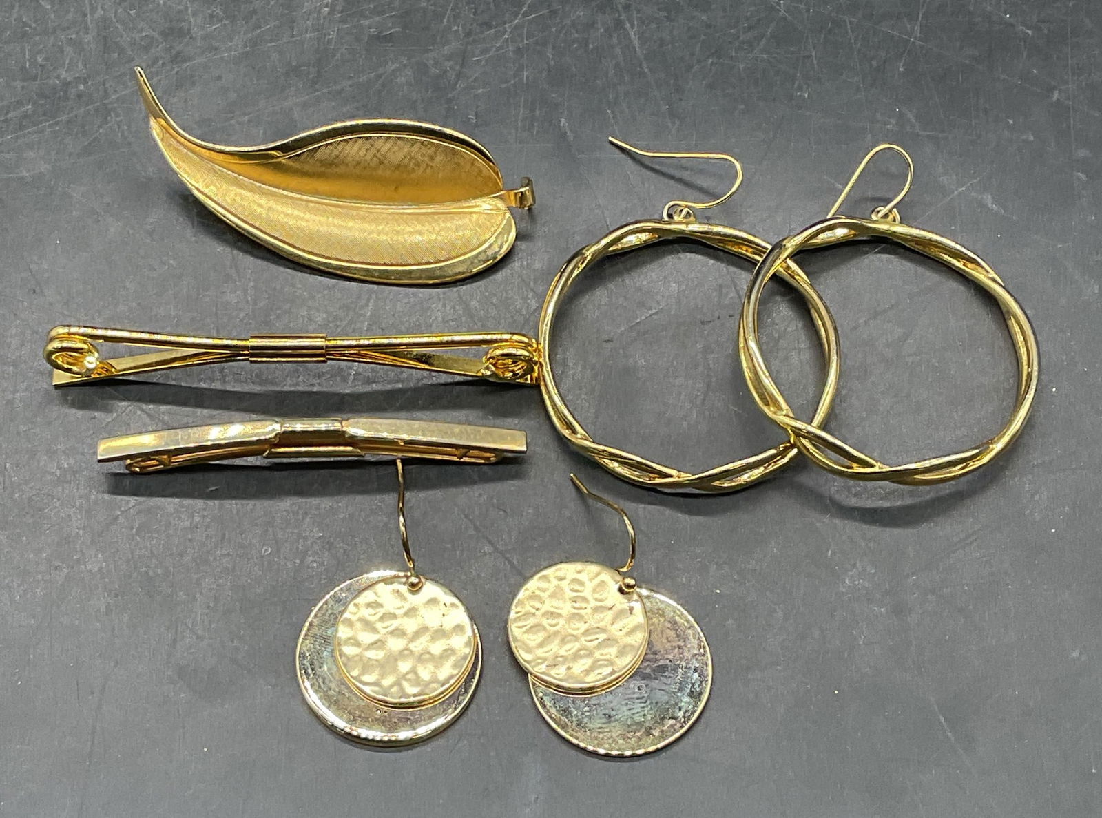 Lot 5 Giovanni Gold Tone Leaf Brooch + (1 of 7)