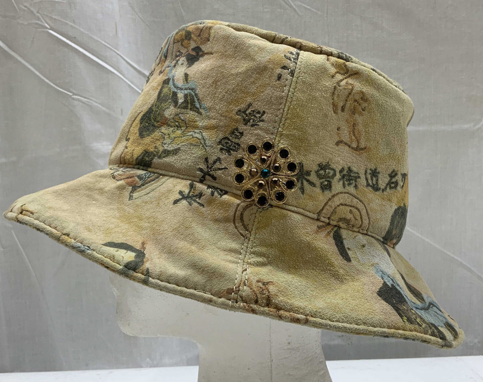 Vtg DeRoche Japanese Style Bucket Hat: Vintage DeRoche bucket hat features Japanese lettering & figures. Decorative brooch with black rhinestone accents. Suede like material. Signed & marked. Reads, DEROCHE. Surface wear consistent to age,
