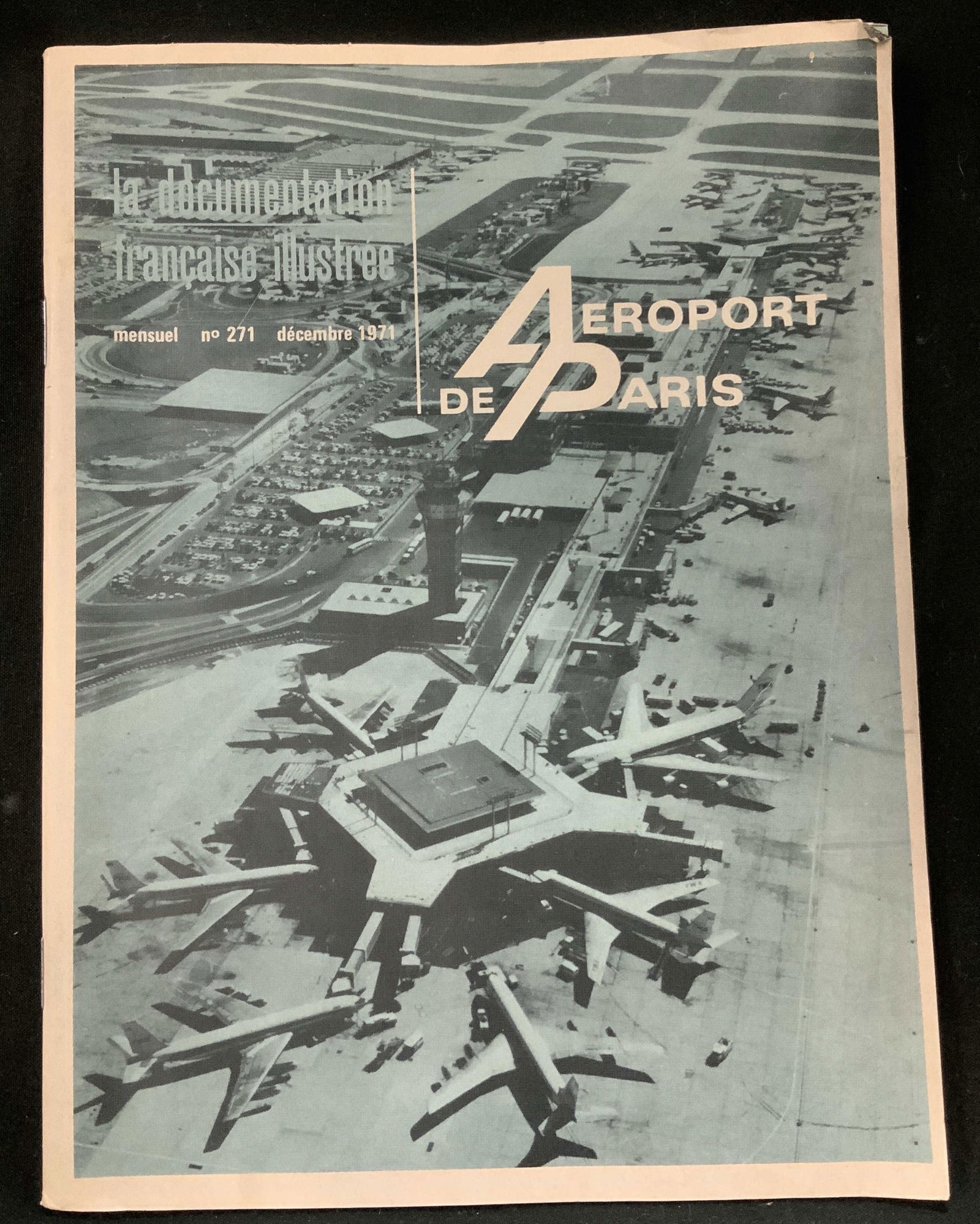 1971 La Documentation Francaise Illustree Booklet (1 of 7)