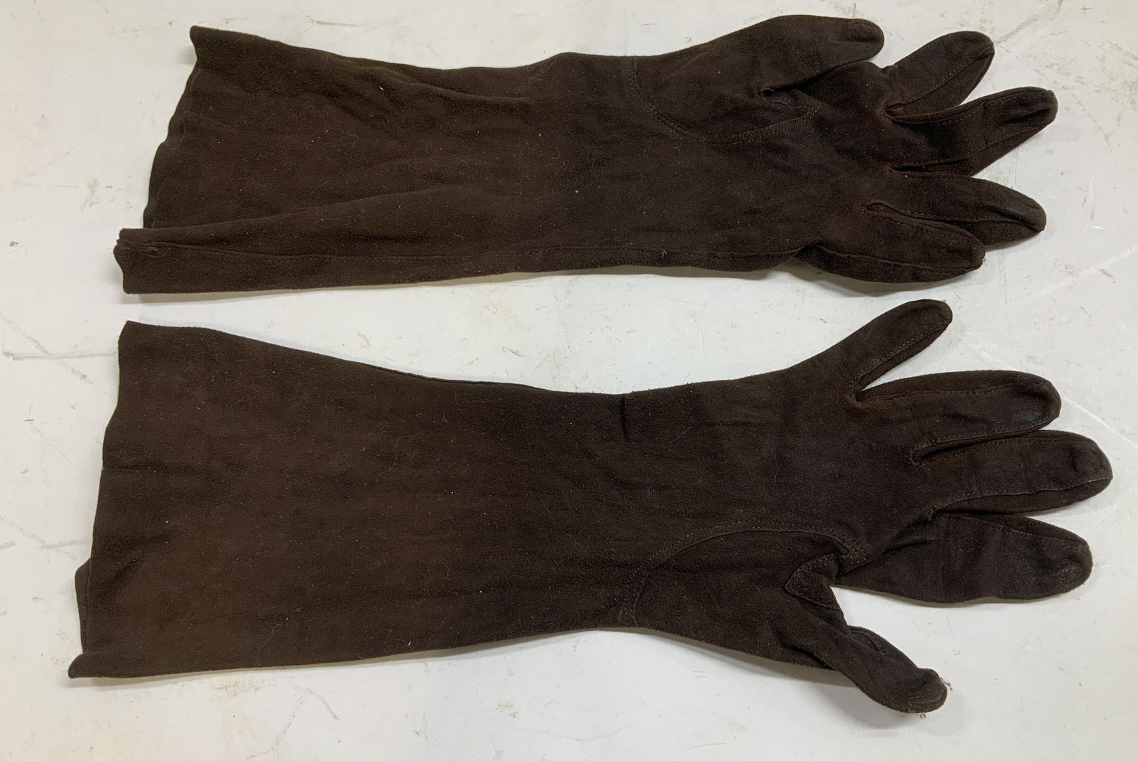 Vtg Pr Alexette Bacmo Brown Suede Opera Gloves: Vintage pair of brown suede opera gloves. Stitching on fingers. Surface wear consistent to age, use & exposure. Property of opera singers estate from the renowned & opulent Manhattan landmark.