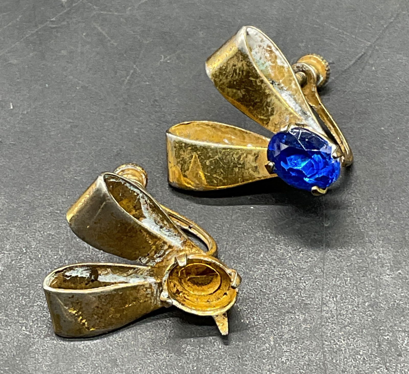 Sterling Silver Gold Pl Crystal Earrings: Vintage gold plated sterling silver earrings with blue crystal. Marked sterling. Measures approx. .75 x .75 inches. Total weight 5.1 grams. 1 crystal needs replacement. Some scratching. Jewelry, estat
