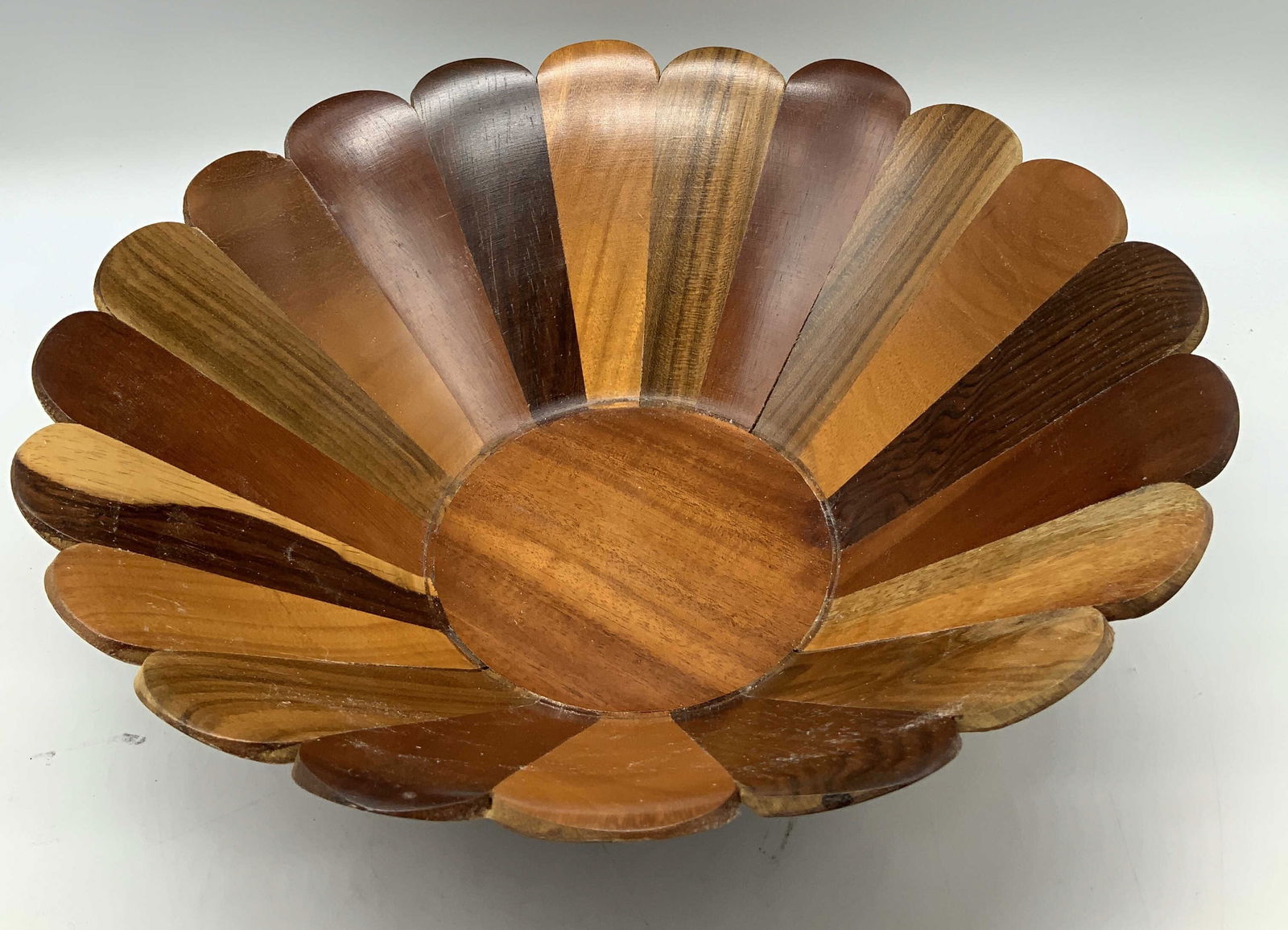 Vntg Wooden Petal Shaped Bowl (1 of 6)