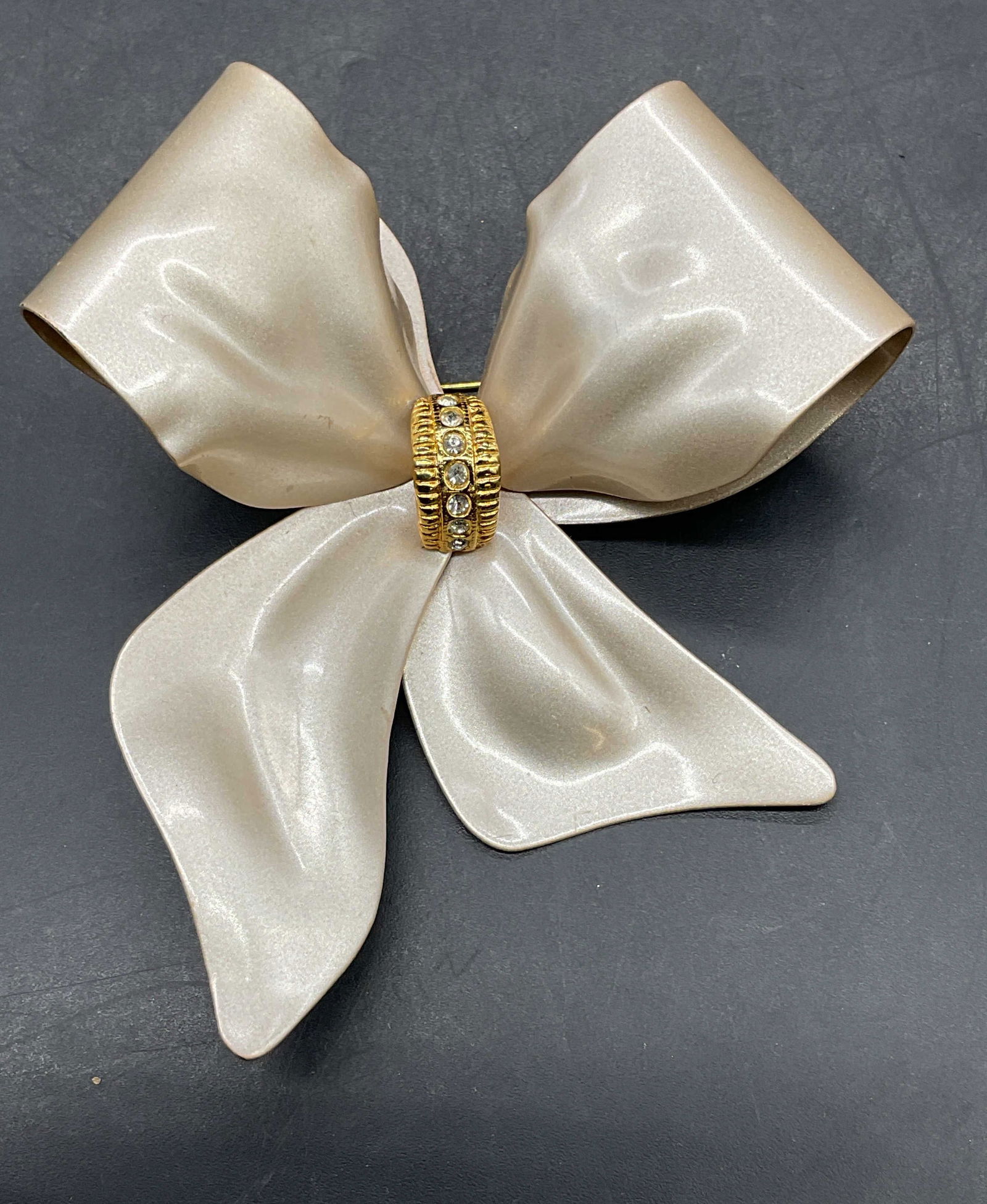 Vtg Pearlescent Gold Tn Crystal Bow Brooch (1 of 6)