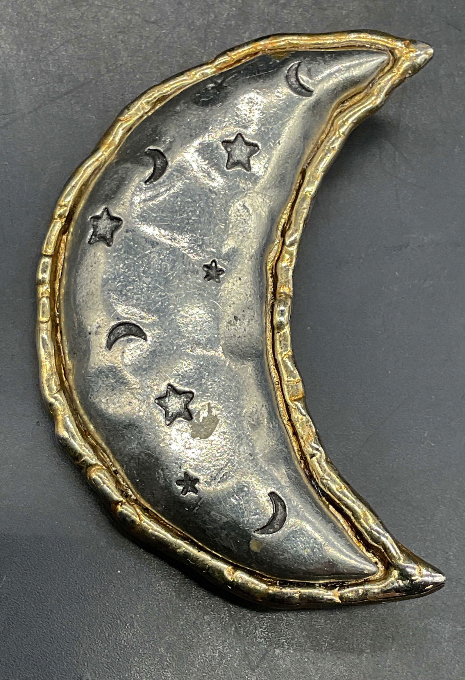 Vtg JJ Gold & Silver Tn Crescent Moon Brooch: Vintage signed JJ JONETTE Jewelry gold and silver tone crescent moon brooch. Measures approx. 2.5 x 1.5 inches. Some scratching. Jewelry, estate jewelry, costume jewelry, cocktail jewelry, fashion jew