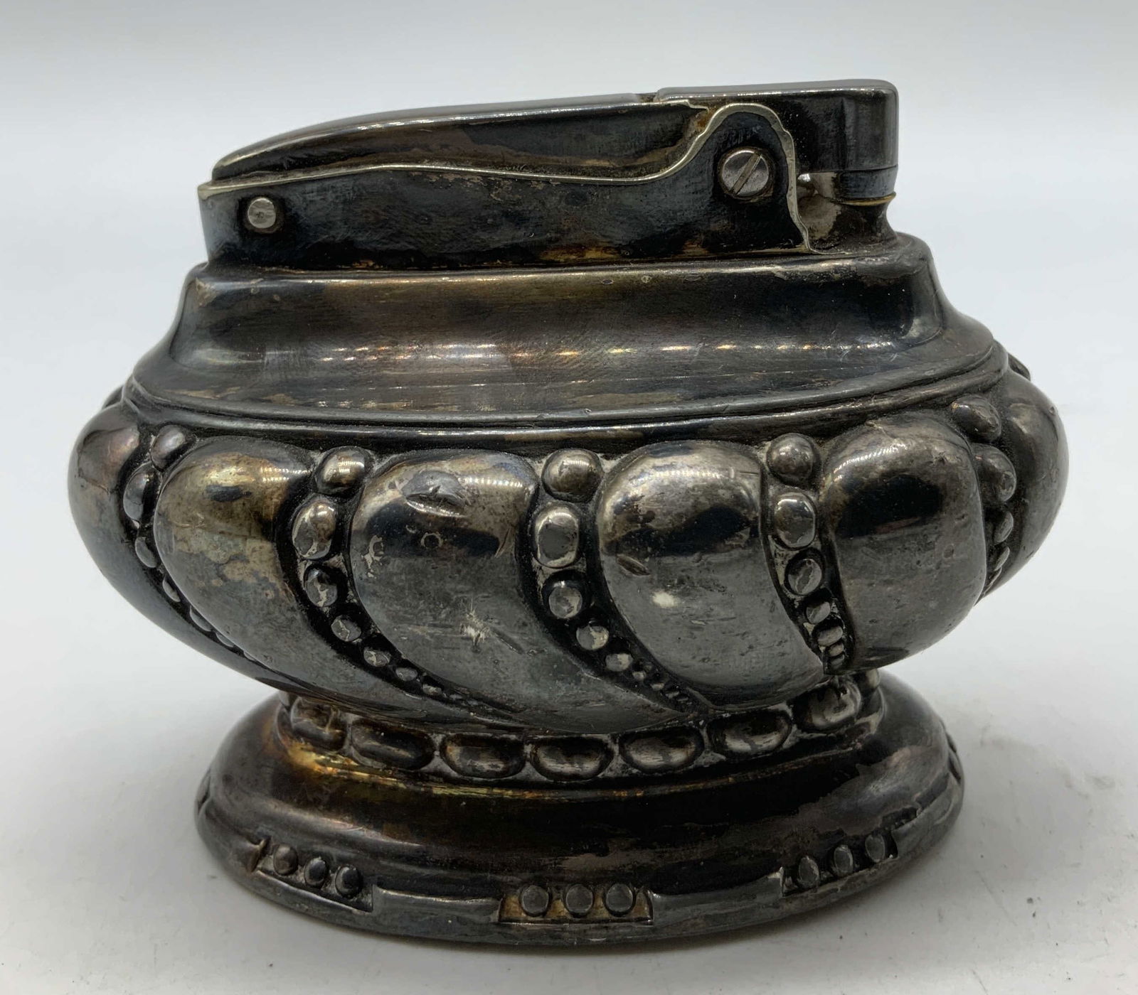 Vtg Ronson Crown Silver Plated Table Lighter: Vintage Ronson Crown silver plated table lighter features a swirl design w beaded detailing. Signed & marked on underside. Reads, RONSON NEWARK NJ U.S.A. U.S. PATENT RE NO. 19023. RONSON CROWN.