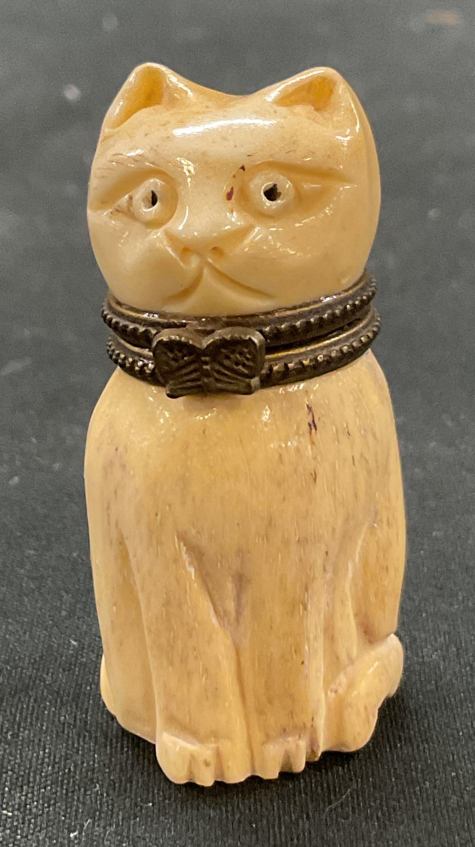 Vtg Hand Carved Cream Colored Cat Pill Box (1 of 7)
