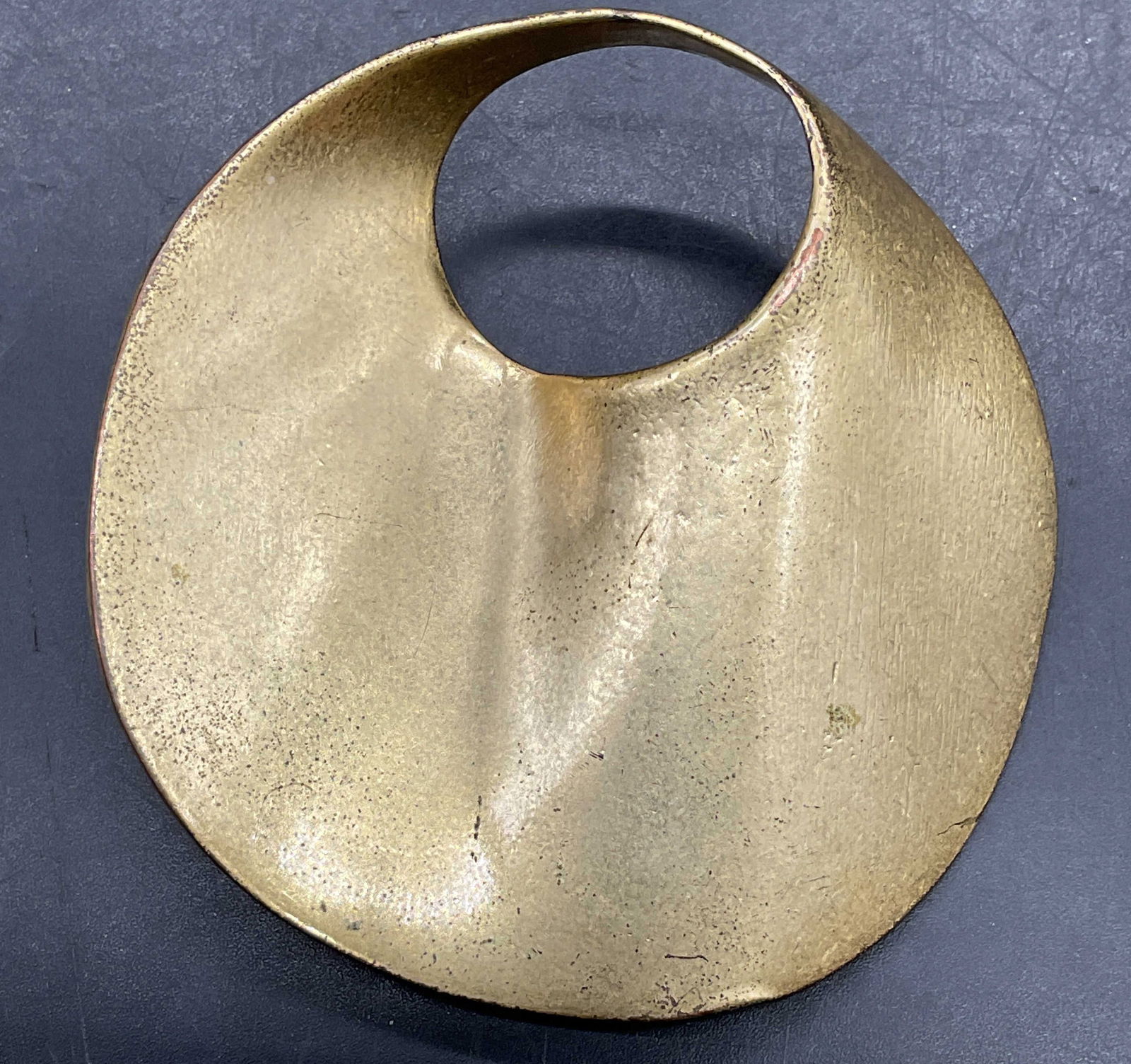 Vintage Kenneth Cole Modernist Round Brooch: Vintage signed KC Kenneth Cole gold tone modernist round wave open circle brooch. Measures approx. 2.5 inches wide. Some scratching. Jewelry, estate jewelry, costume jewelry, cocktail jewelry, fashion