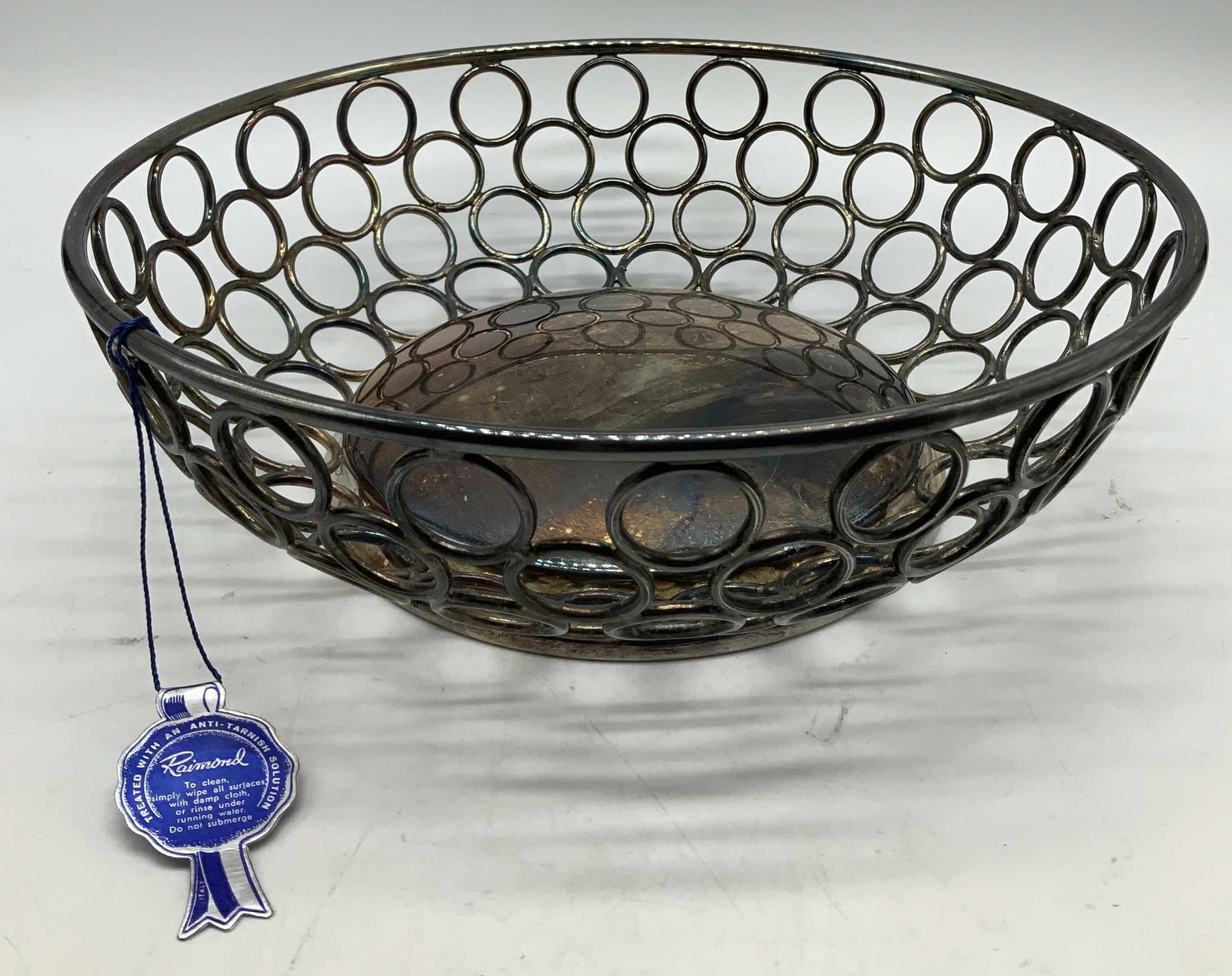 Vtg Raimond Silver Plated Circle Motif Bwl ITALY: Vintage silver plated decorative bowl features a repeating circle motif. Comes with original tag. Signed & marked. Reads, RAIMOND ITALY. Surface wear consistent to age, use & exposure. Measurements: l