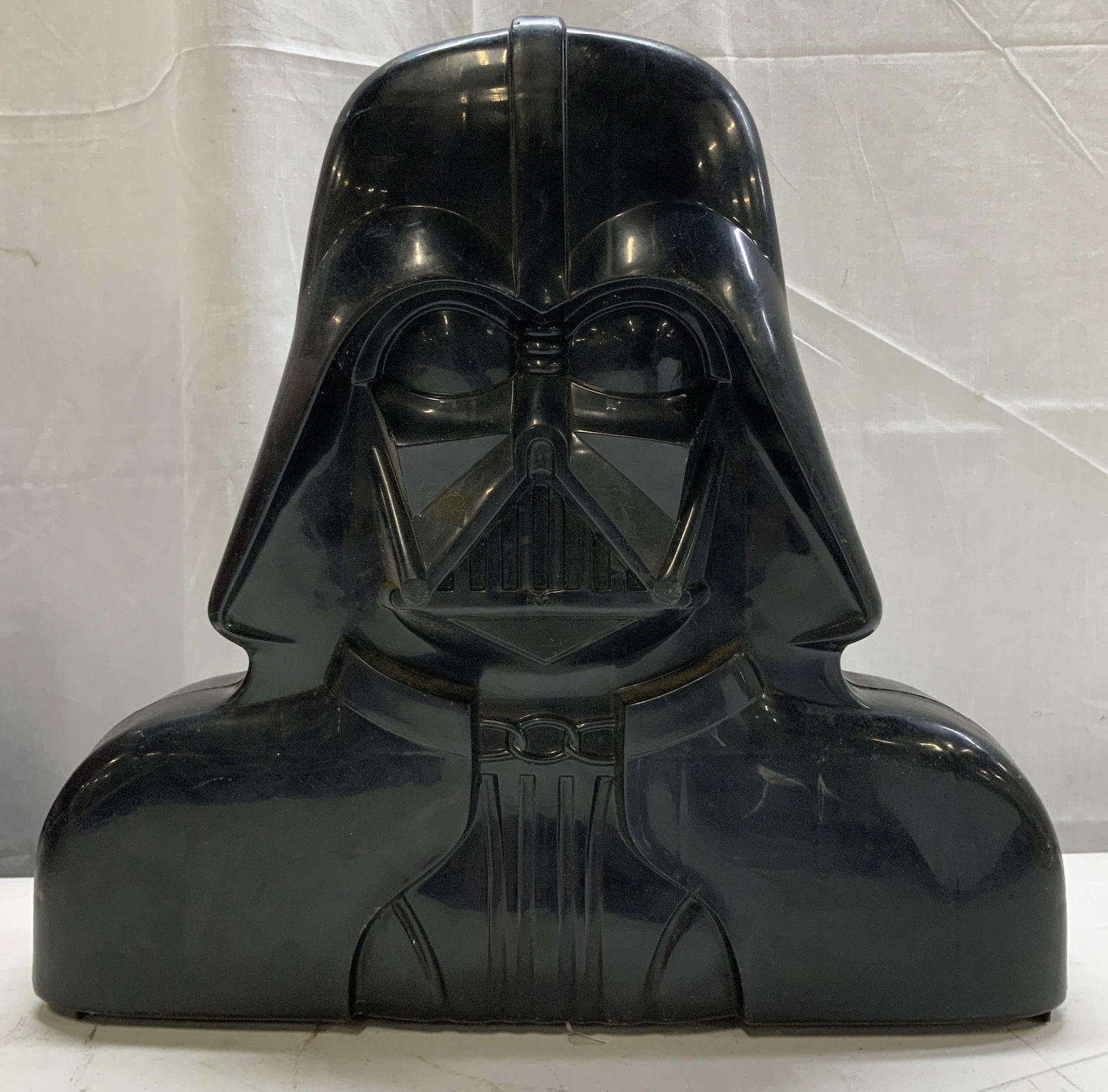 C.1980s Dark Vader Action Fig Carry Case: Circa 1980s Dark Vader action fig carry case. Black toned. Surface wear consistent to age, use & exposure. Measurements: length 15.6in x width 3.7in x height 15in. C.1980s dark Vader action fig