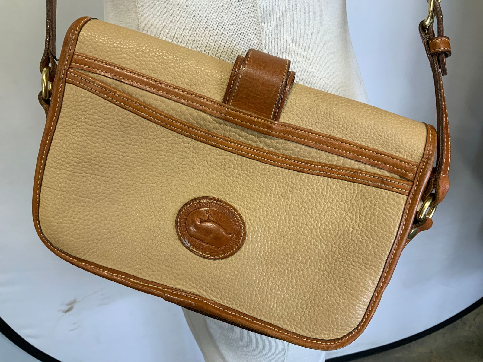 Vtg Dooney & Bourke Crossbody Leather Bag (1 of 6)