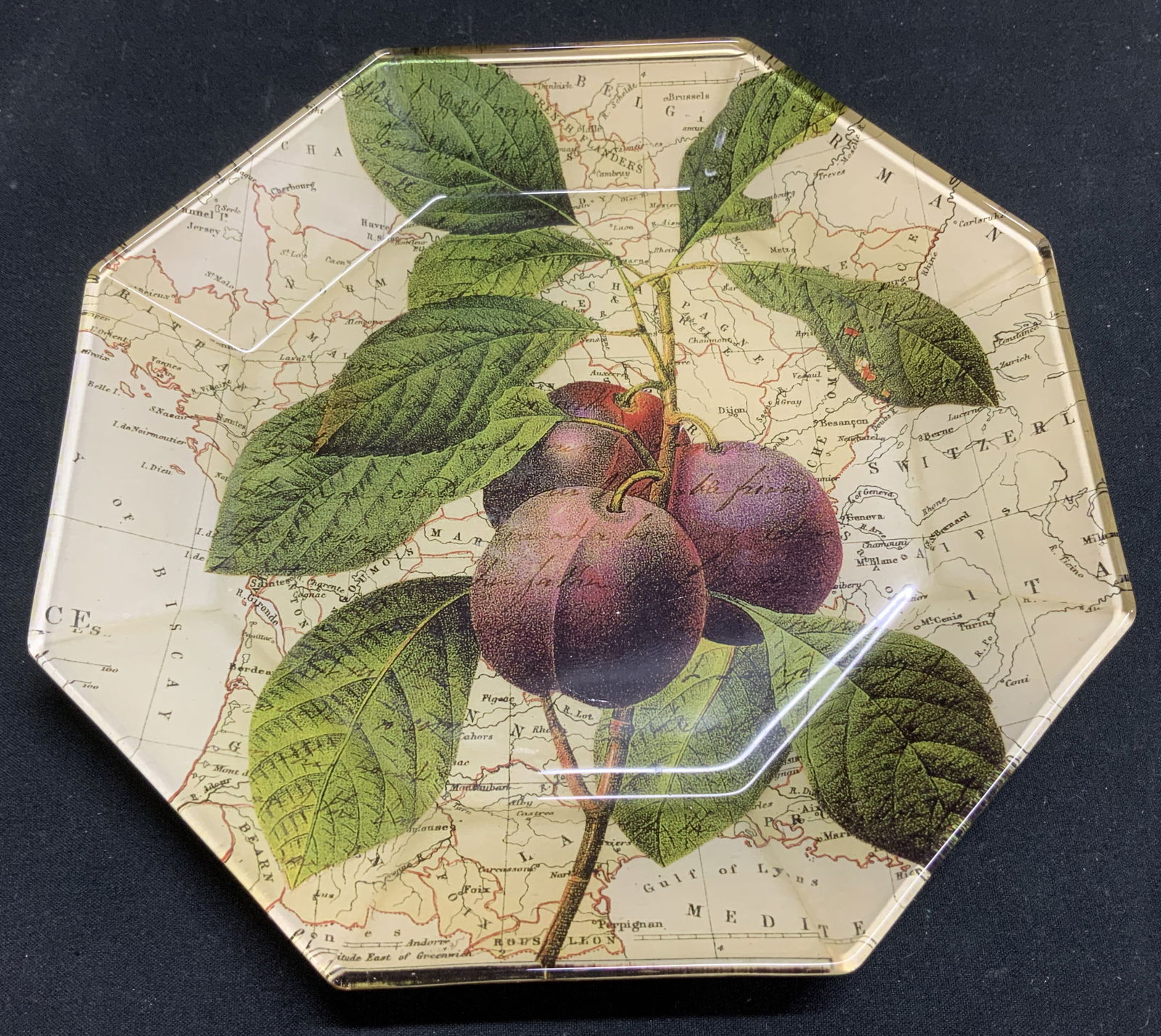 1997 Sgnd French Plum Decoupage Glass Plate: 1997 Sarah Whiting decoupage glass plate features an image of plums in center & map in background. Gilt accents. Surface wear consistent to age, use & exposure. Signed & marked. Reads, 1997 SARAH WHIT