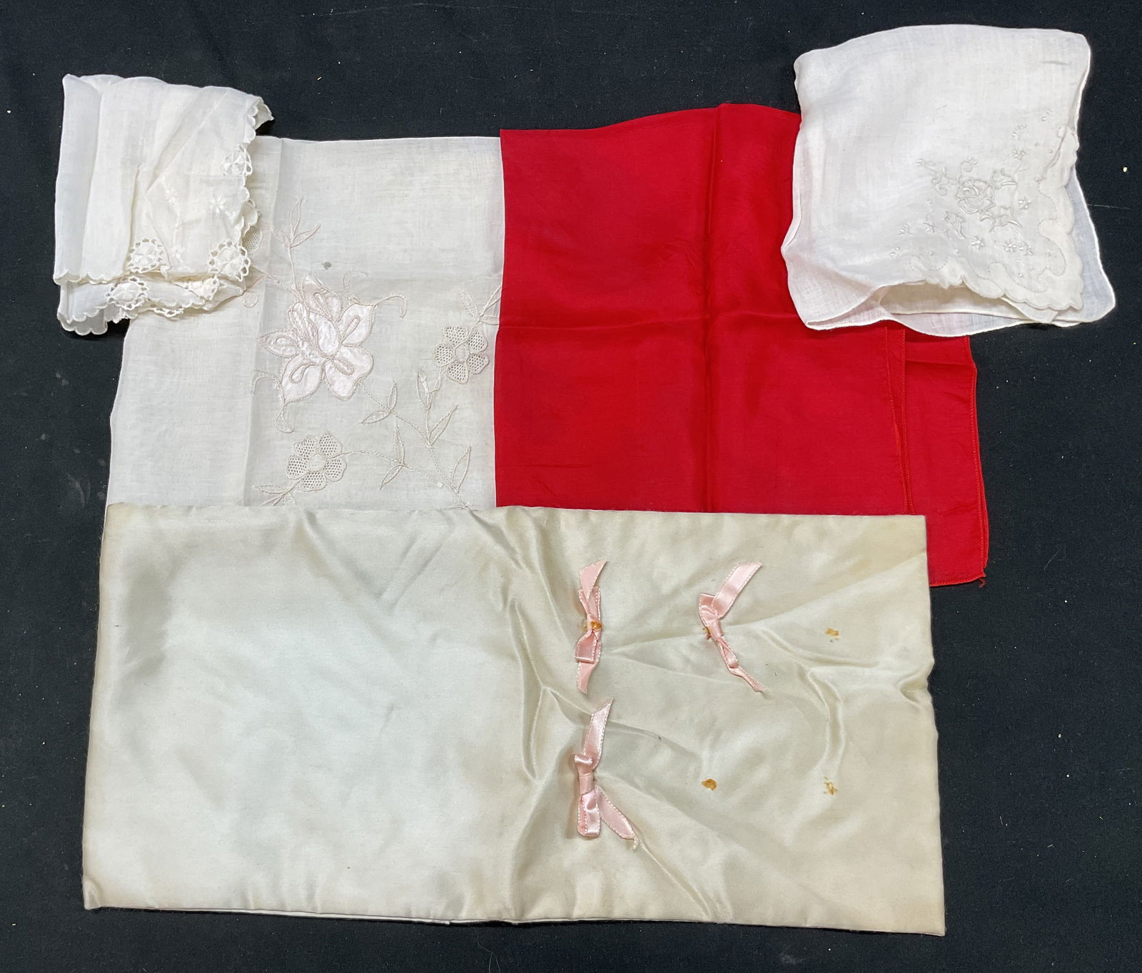 Lot 5 Vintage Embroidered Napkins & Pillow Case (1 of 12)