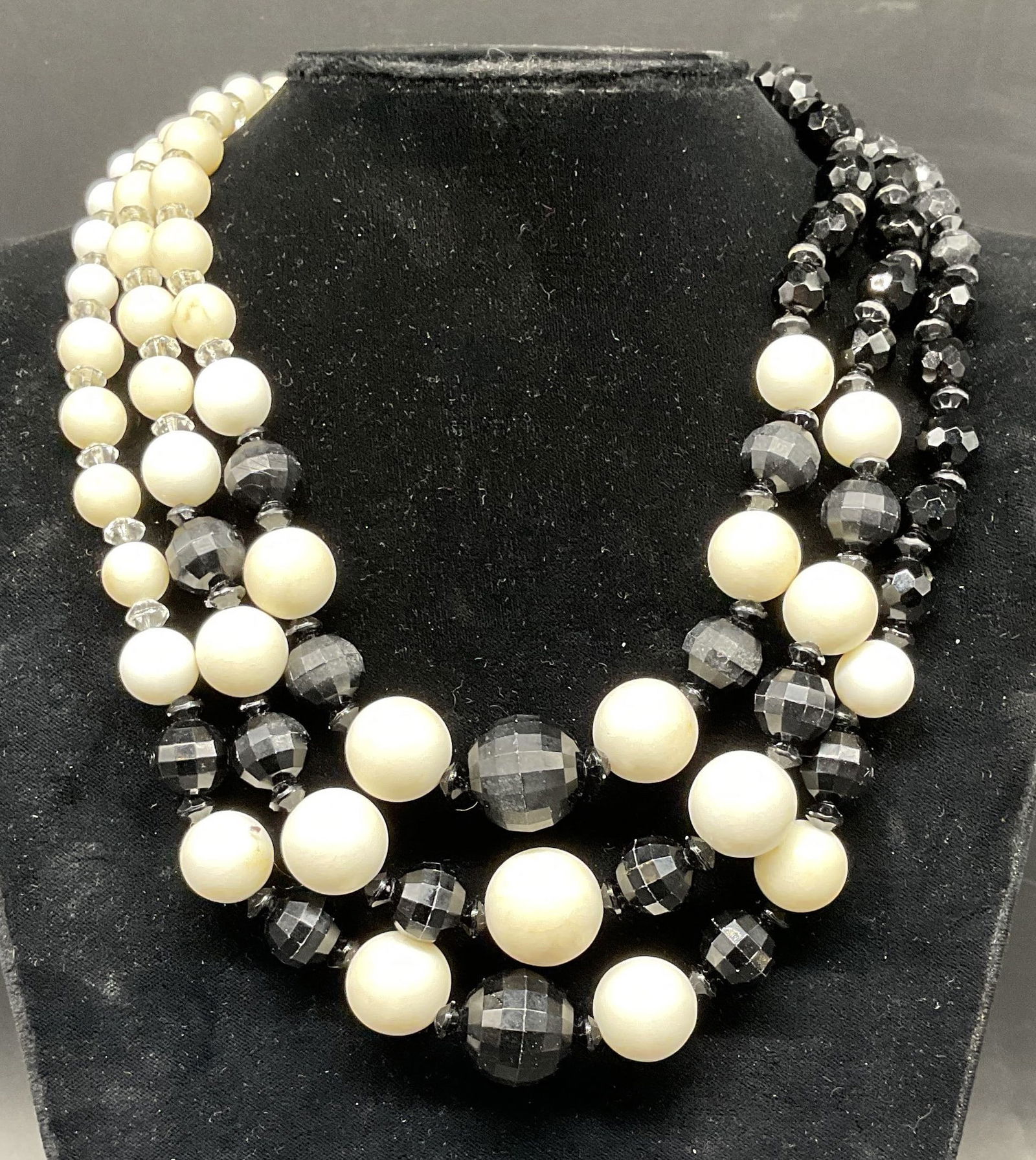 Vintage Black & White Beaded Necklace (1 of 6)