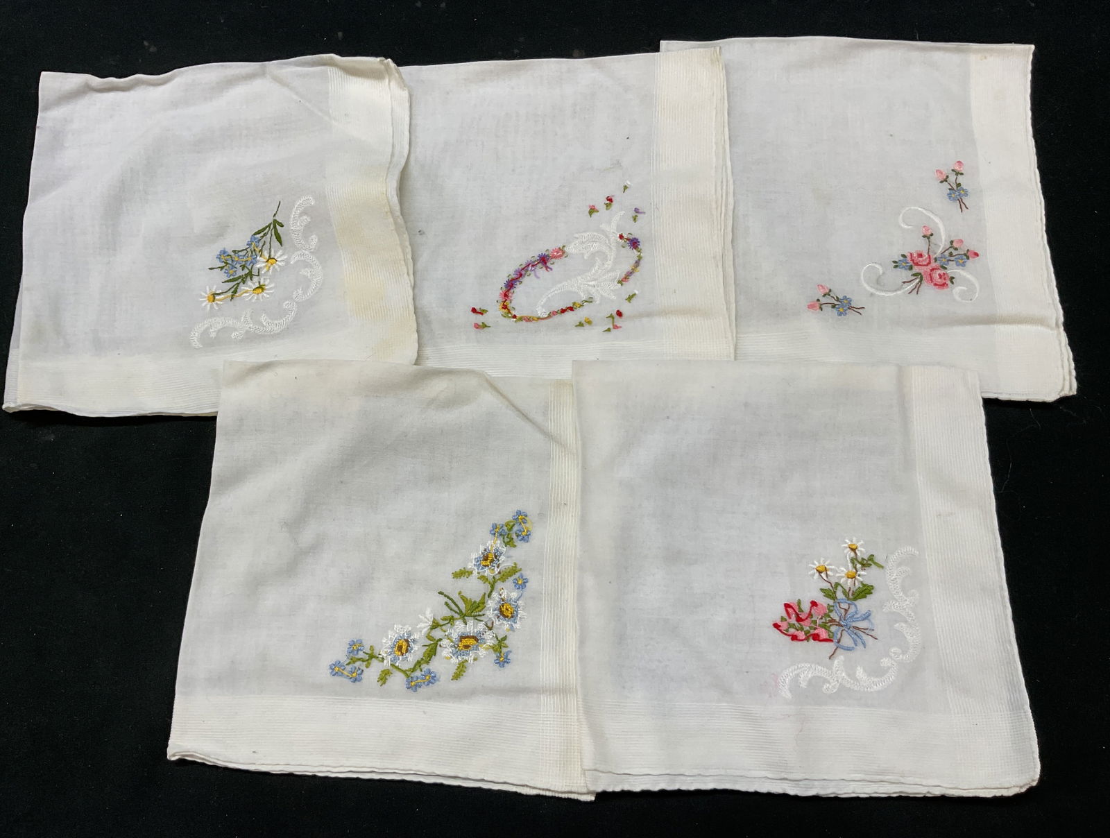 Lot 5 Vintage White Embroidered Linen Napkins (1 of 14)