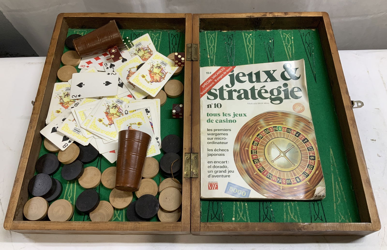 Lot 18+ Chess Board, Accessories & 1981 Magazine (1 of 10)