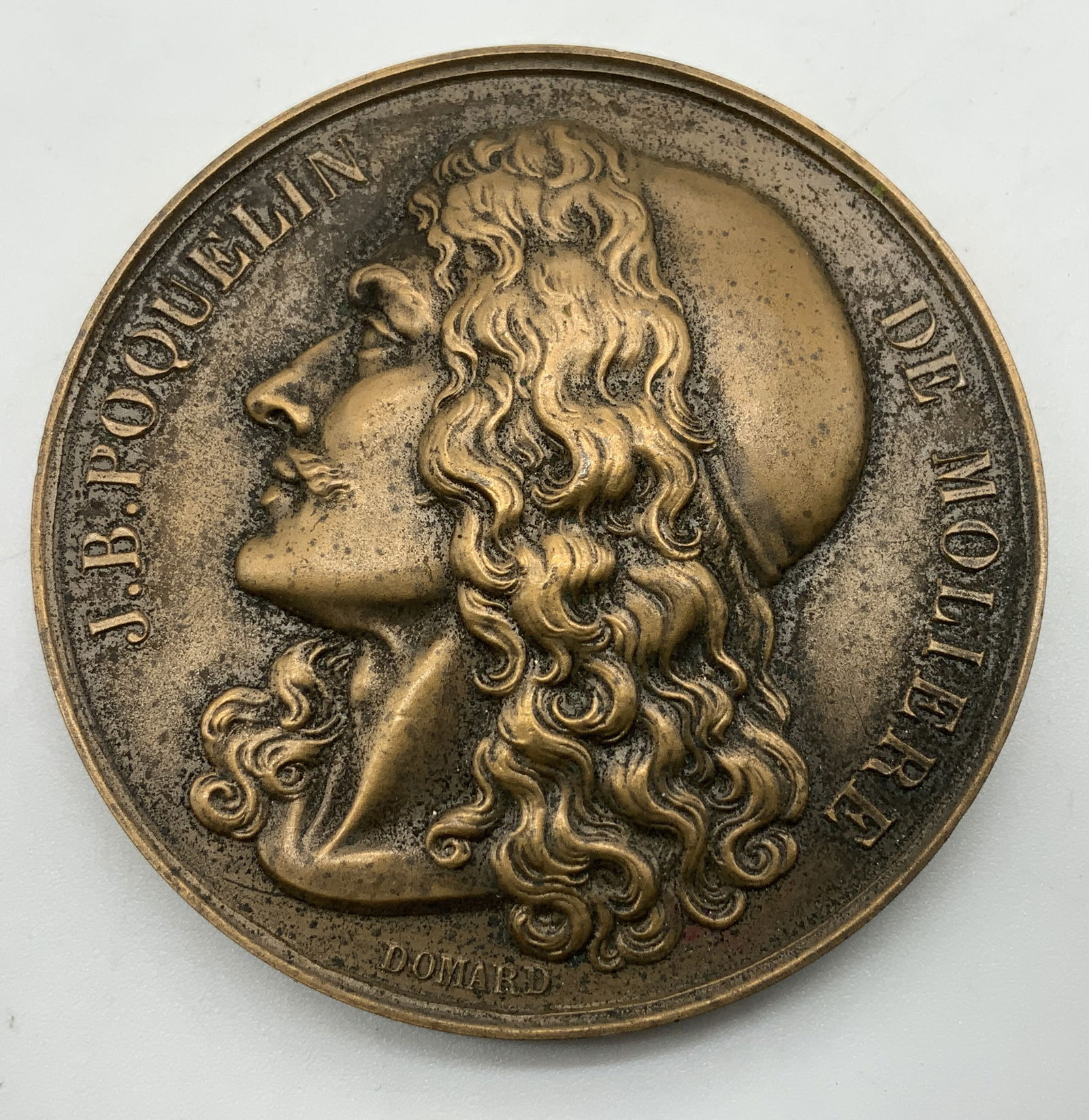 Vtg J.B. Poquelin Portrait Bronze Medal: Vintage bronze medal featuring a portrait of the French playwright Jean-Baptiste Poquelin, known as Moliere. Intricate detailing. Wording on back & leaf accents. Surface wear consistent to age,