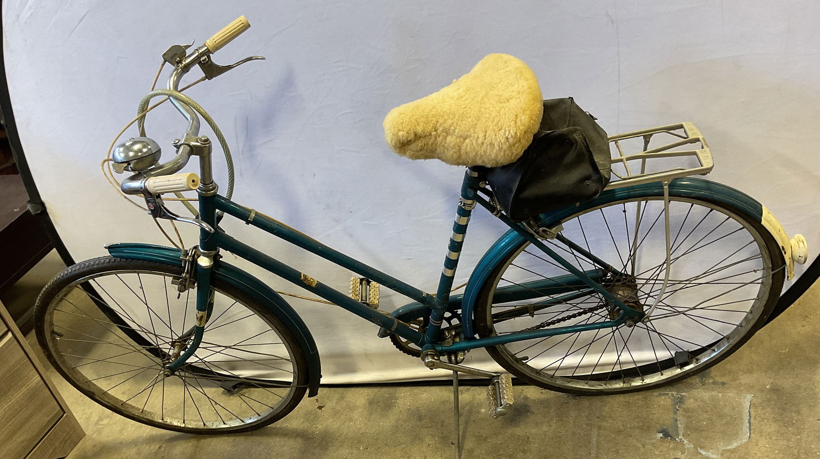Vtg Hercules English Lightweight Bicycle: Vintage Hercules ladies cruiser bicycle in blue. English lightweight bicycle. Made in England. Signed. Includes faux fur seat cover and black pouch. Measures approx. 69 inches long from wheel to back