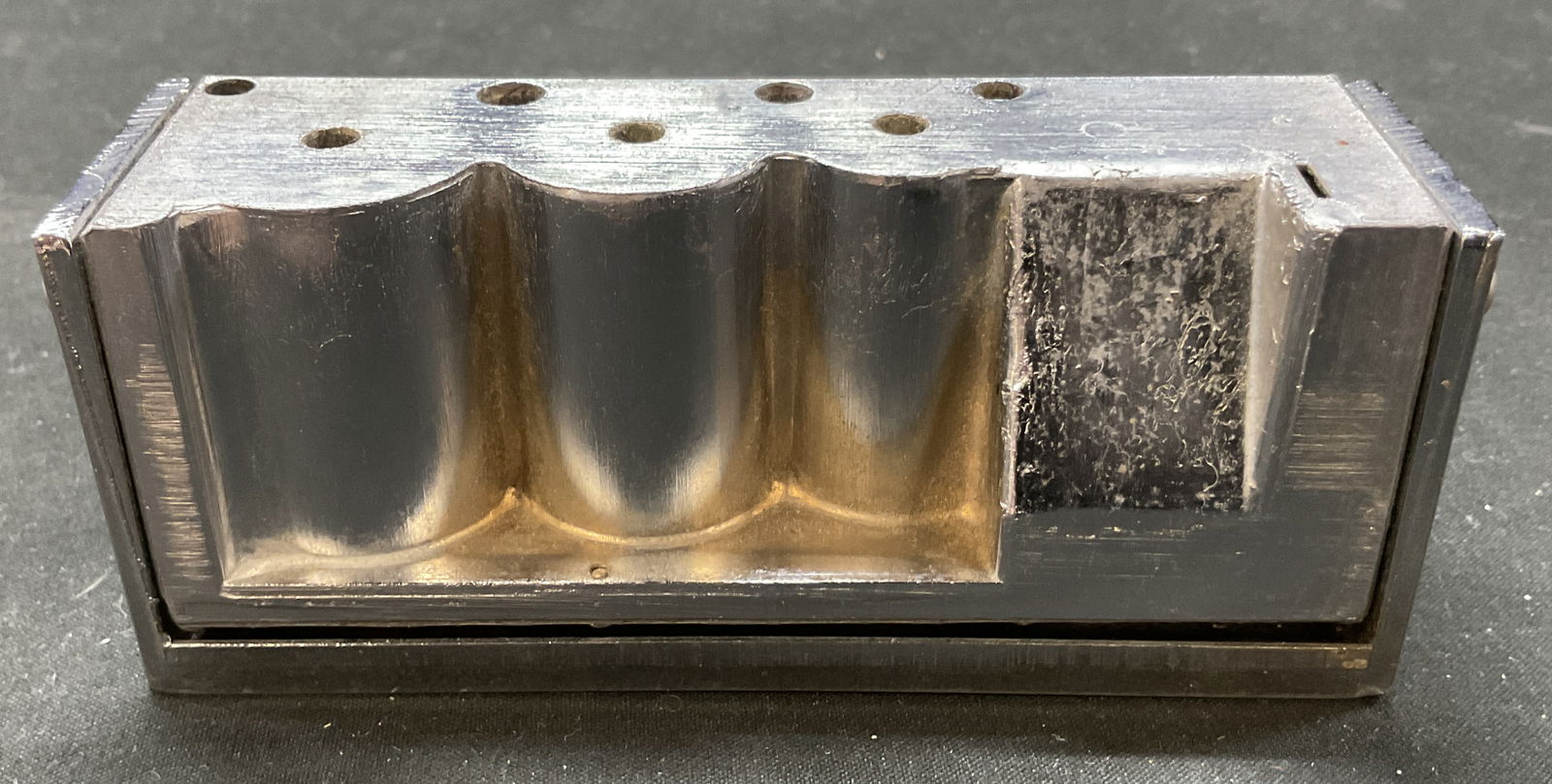 Vintage Decarlin Auto Change Carrier For Coins: Vintage Decarlin auto change carrier for coins. Silver toned. Heavy base. Comes with a key. Holds coins. Measures approx 1.5 x 4.5 x 2 inches. Not tested for function. Surface wear consistent with exp