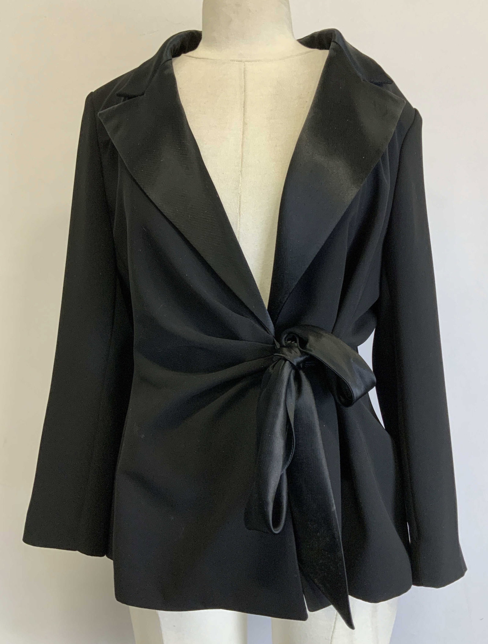 Jones New York Dress Petite Blazer & Pants: Jacket is size 12p. 100% polyester & tie is 75% triacetate. Pants are size 12p & are wide leg. Black toned. Signed & marked. Reads, JONES NEW YORK DRESS PETITE. Surface wear consistent to age, use & e