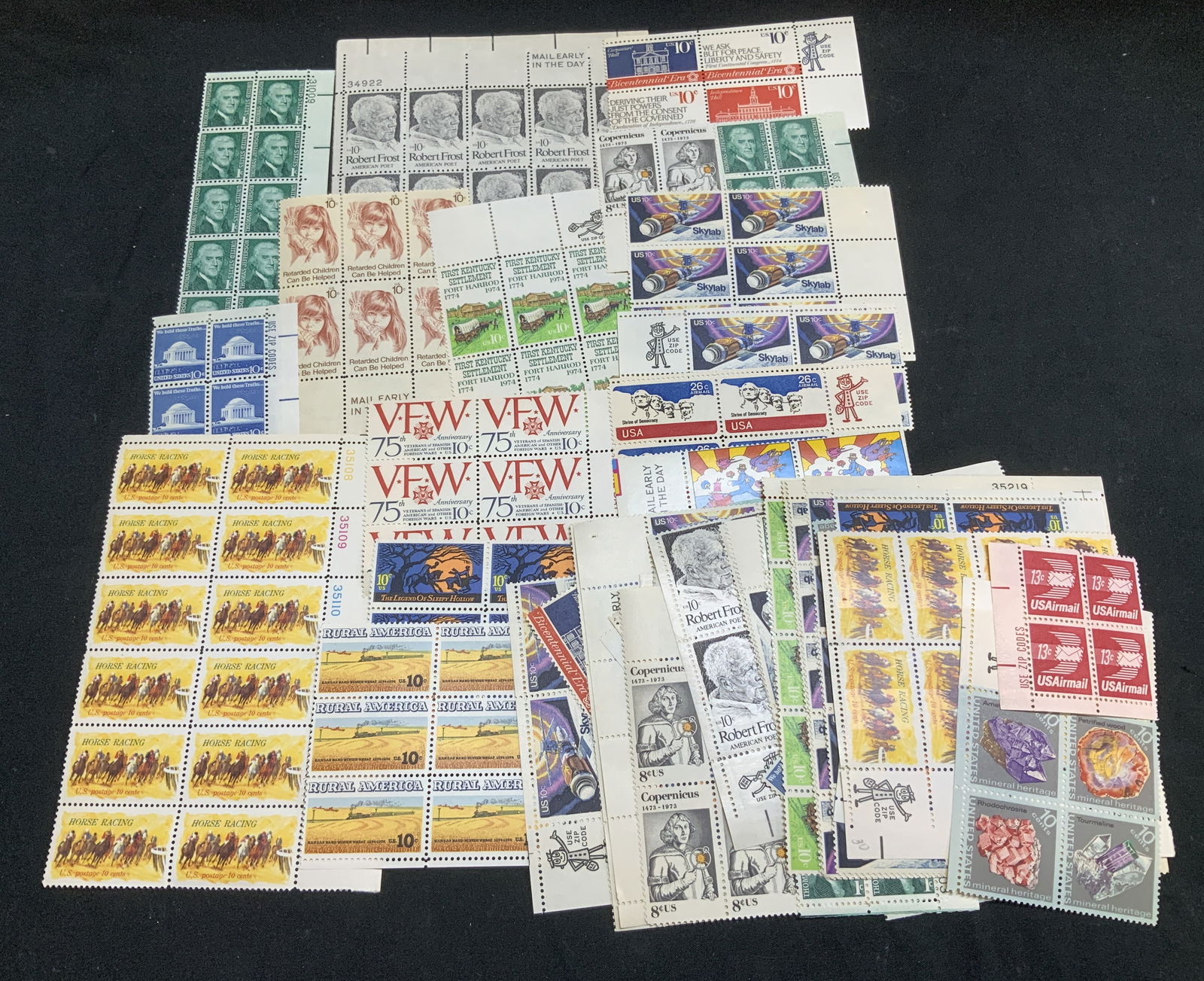 Lot 30+ Vtg U.S.A Unused Postage Illustr Stamps: Lot includes. 30+ Vintage United States postage stamps featuring illustrations of Skylab, Robert Frost, Frank Lloyd Wright, Thomas Jefferson, First Kentucky Settlement, Horse Racing & more. Different