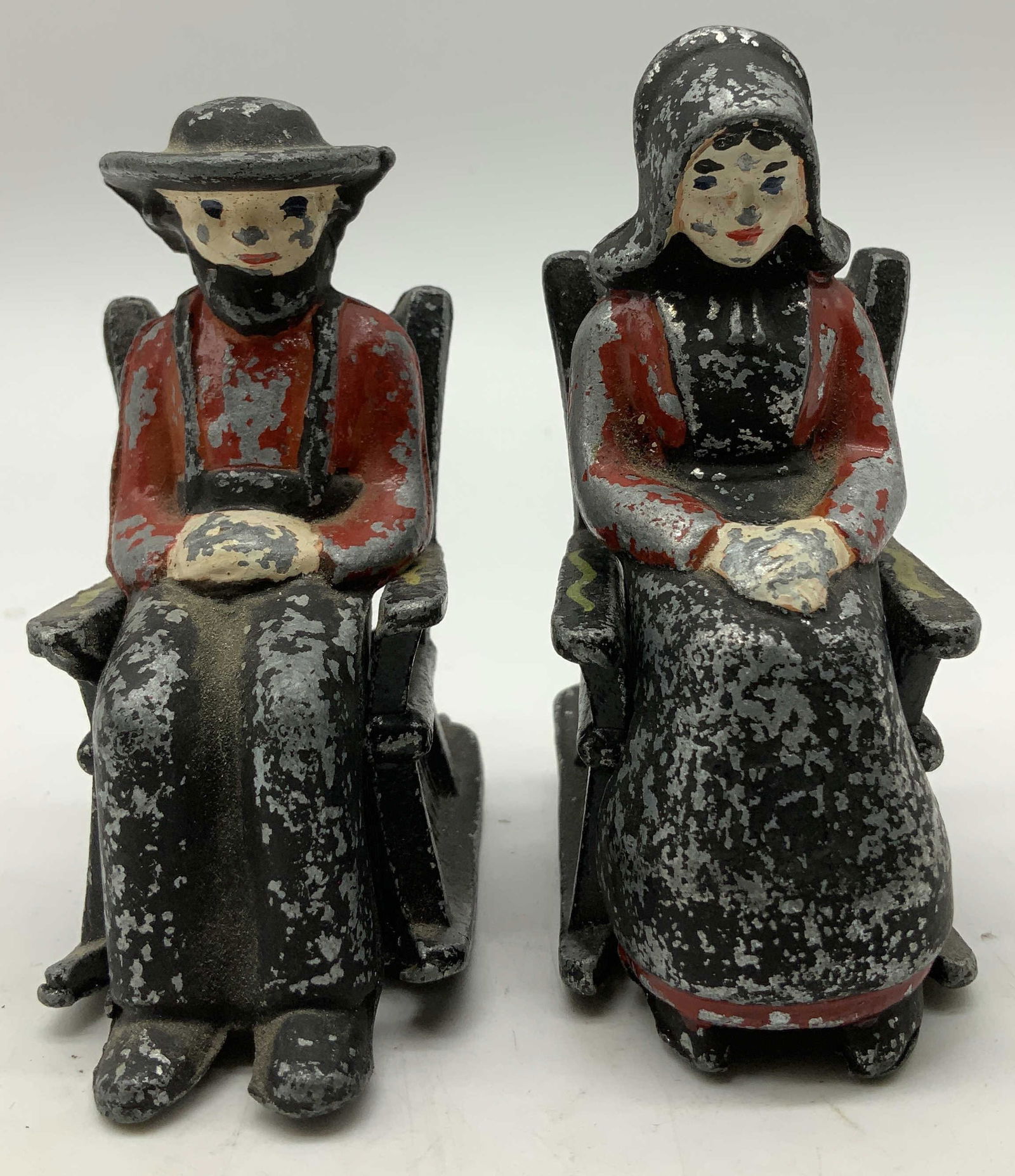 Vtg Metal Amish Salt & Pepper Shakers: Lot includes, a pair of vintage metal Amish salt and pepper shakers. Amish man & woman are seated in rocking chairs. Shades of red & black. Surface wear consistent to age, use & exposure. Measurements