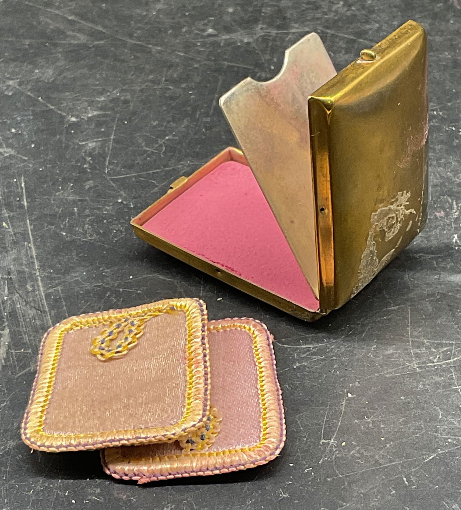 Vintage Gold Tn Makeup Compact Mirror (1 of 6)