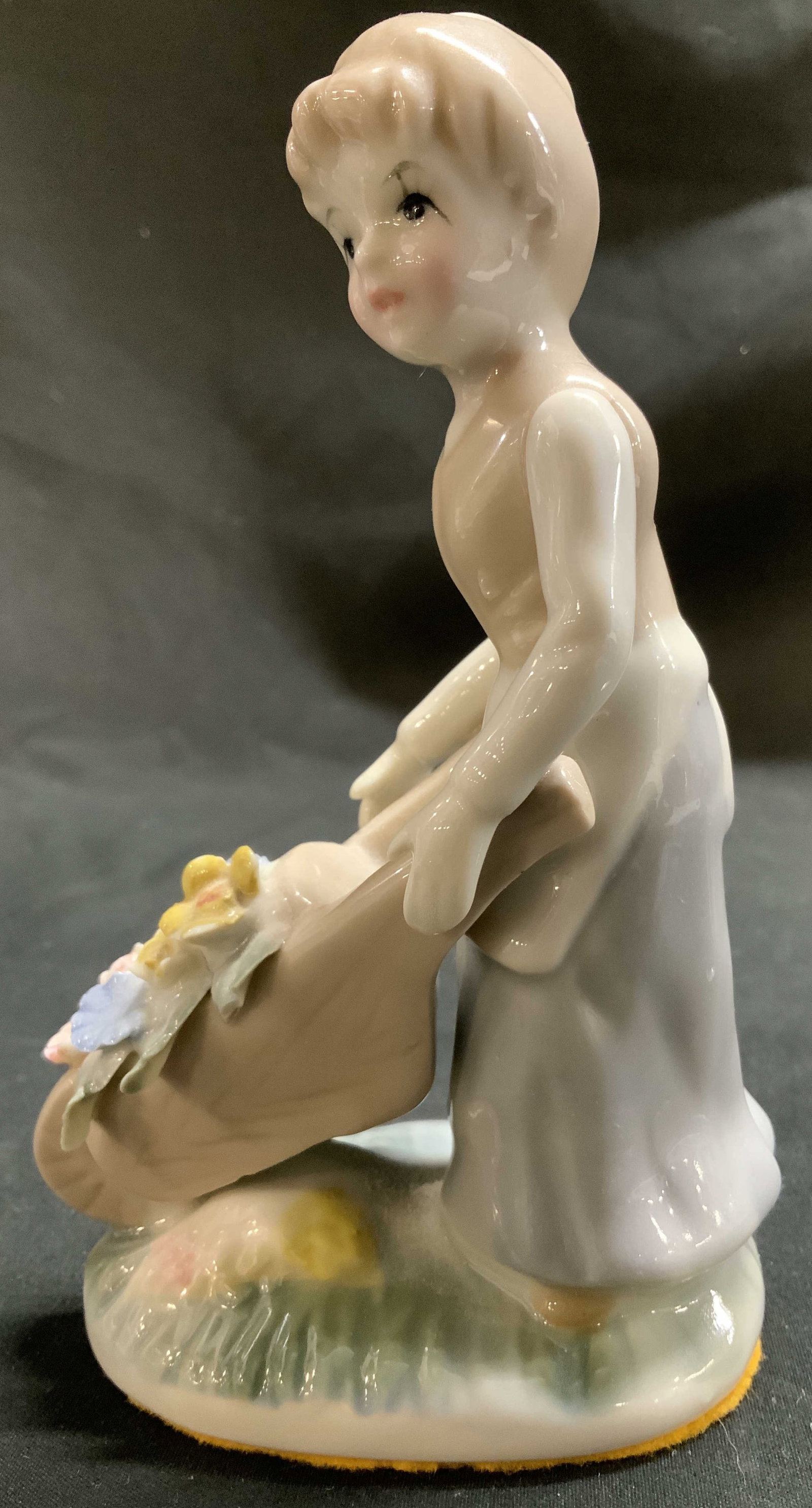 Vtg Girl Pushing Wheelbarrow Porc Figurine: Vintage porcelain figurine depicts a young girl pushing a wheelbarrow filled with colorful flowers. Glossy finish. No visible signature or markings. Surface wear consistent to age, use & exposure. Mea