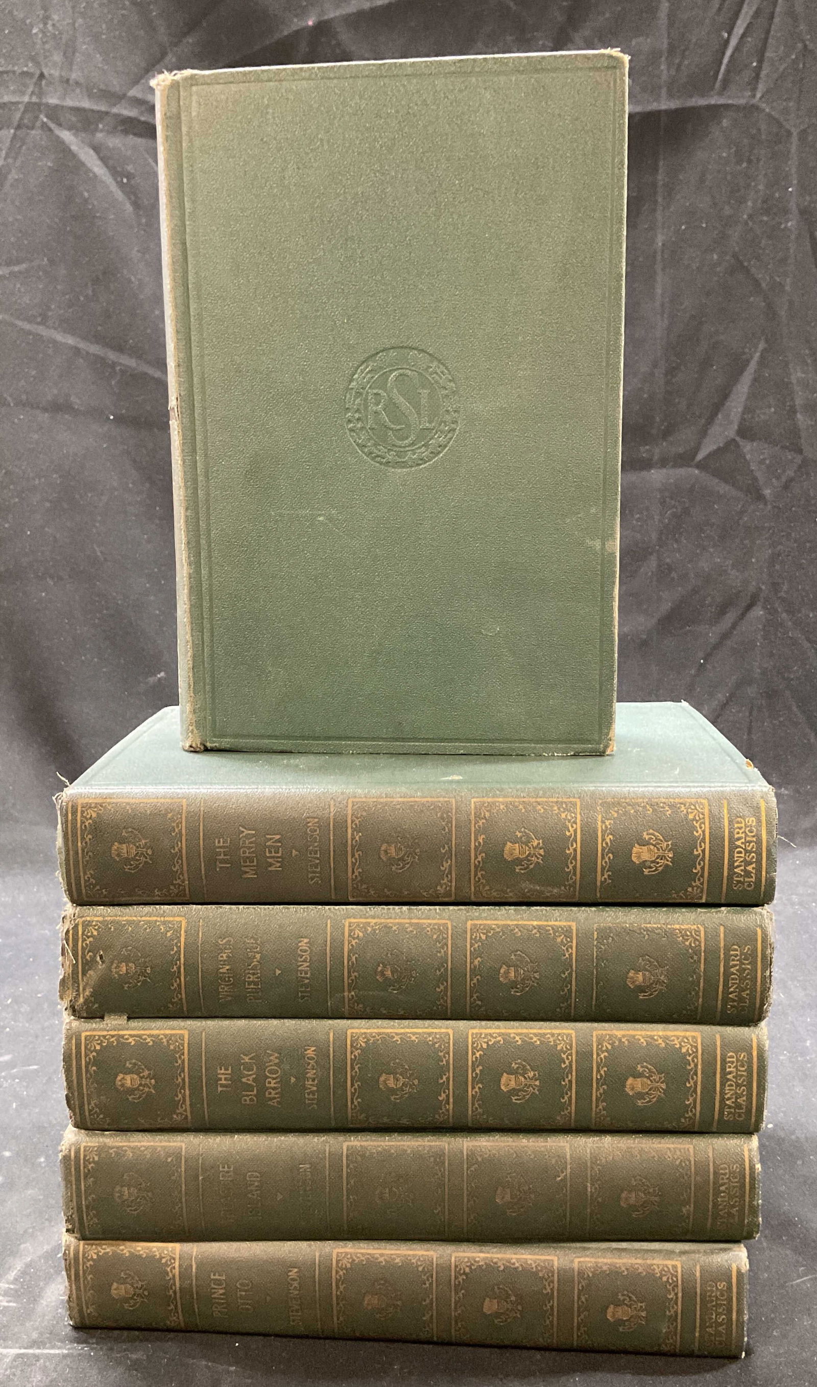 Lot 6 1930 Robert Louis Stevenson Books+: Lot of 6 books. Books by Robert Louis Stevenson. Titles include The Dynamiter, The Merry Men, Virginibus Puerisque Memories And Portraits, The Black Arrow, Treasure Island, and Prince Otto. Published