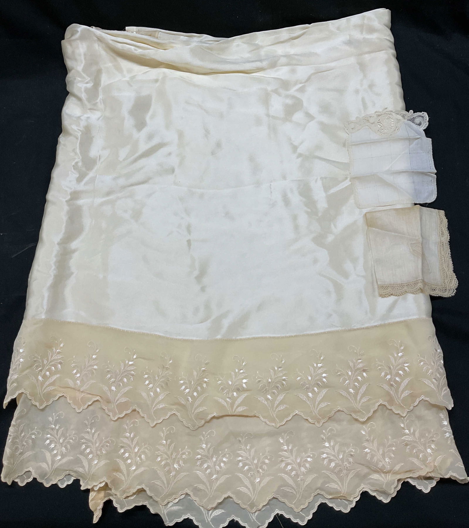 Lot 3 Vintage White Embroidered Table Linens (1 of 9)