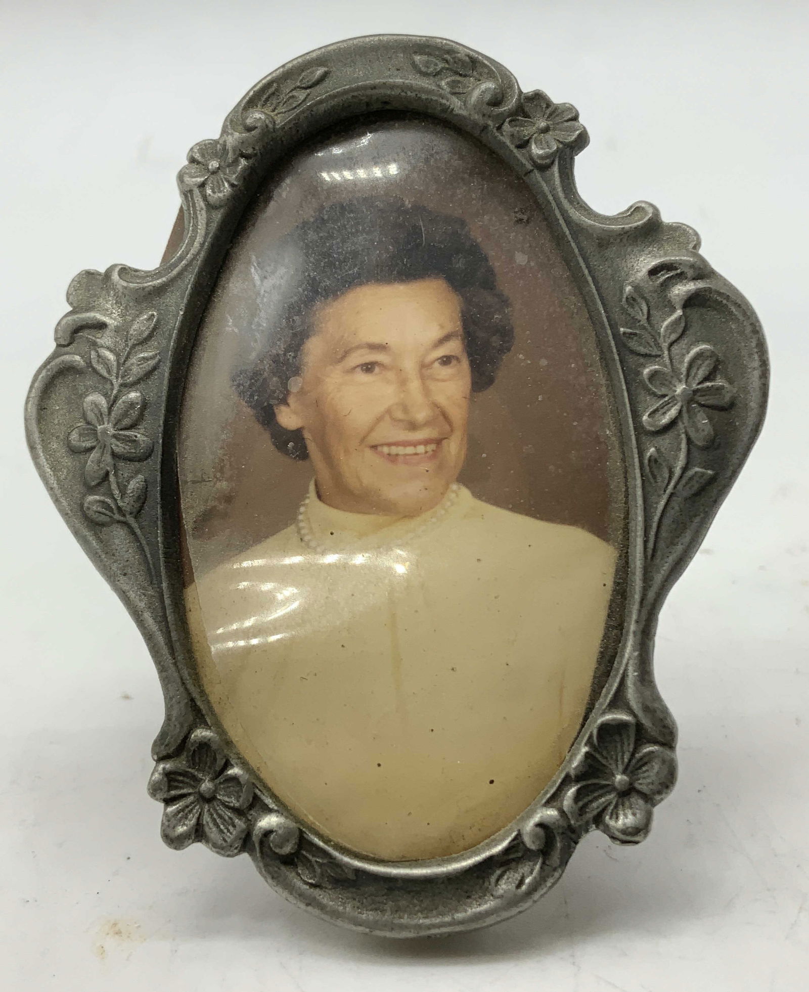 Antique Fine Pewter Ornate Frame USA: Antique fine pewter oval frame features a floral design. Image of a lady in center. Easel style back. Signed & marked on underside. Reads, FINE PEWTER USA 1814. Surface wear consistent to age, use & e