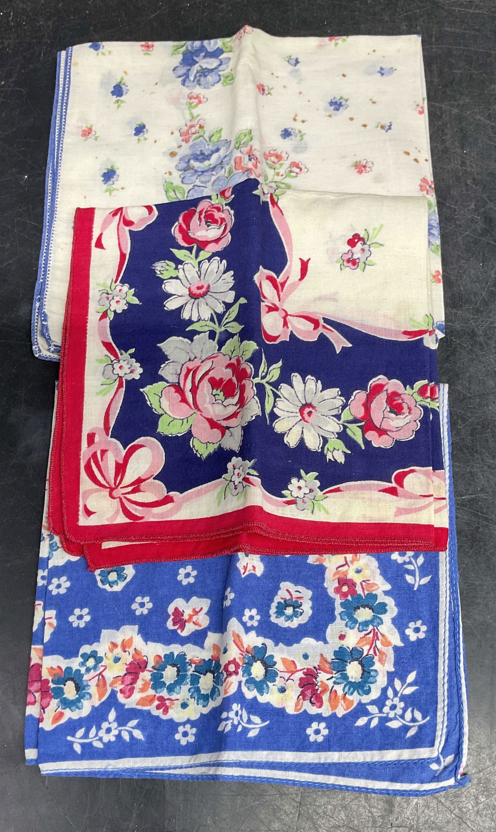 Lot 3 Vtg Red Blue Floral Cotton Handkerchiefs: Lot of 3 Vintage red and blue floral print cotton handkerchiefs. Largest measures approx. 12.5 x 12.5 inches. Some blemishes and small holes. Handkerchief, Vintage handkerchief, collectible handkerchi