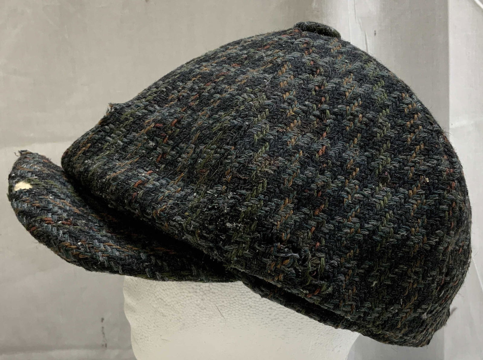 Vtg Jonathan Richard Wool Tweed Hat IRELAND: 100% wool. Vintage Jonathan Richard multicolor tweed hat. Signed & marked. Reads, JONATHAN RICHARD IRELAND. Surface wear consistent to age, use & exposure. Measurements: length 9in x width 8in. Vintag