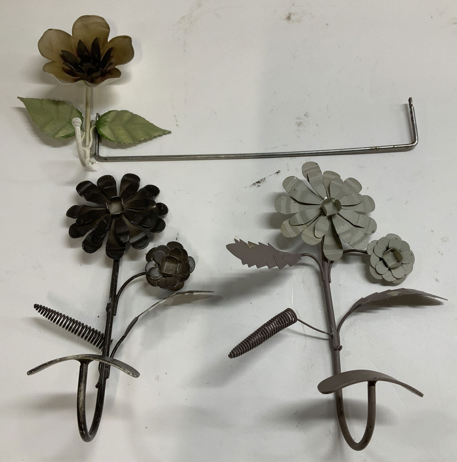 Lot 3 Vtg Metal Flower Wall Decor: Lot includes, 3 vintage metal flower wall decor. Shades of black, grey, green & white. Sold as is. No visible signature or markings. Measurements: height 8.6in x width 5.4in. Vintage metal flower deco